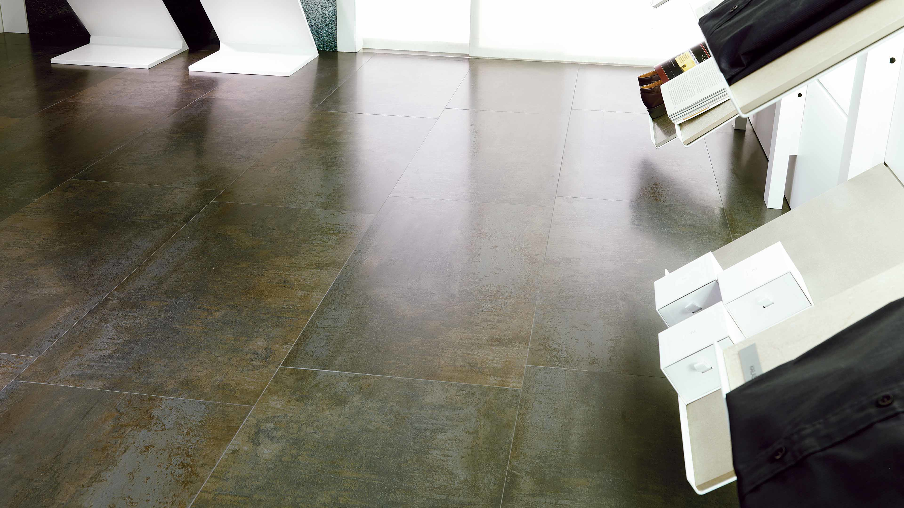 Showroomvloer met Porcelanosa Ferroker tegel in metaallook