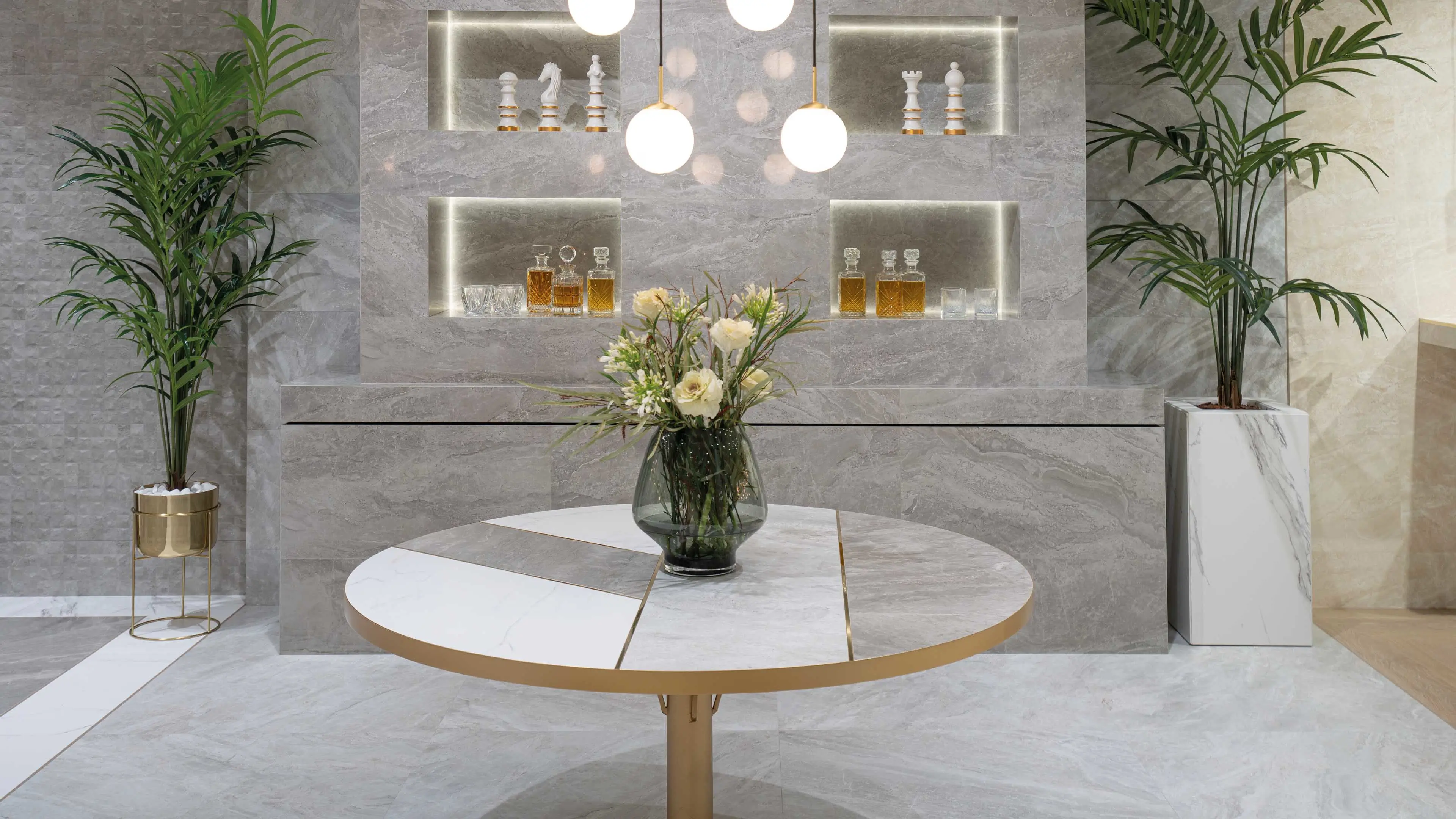 Porcelanosa Indic marmerlook tegel als wand achter een ronde tafel met bloemen