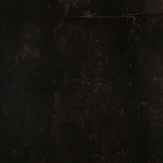 Porcelanosa Magma Black tegel in close-up: donkere structuur met natuurlijke adertekening