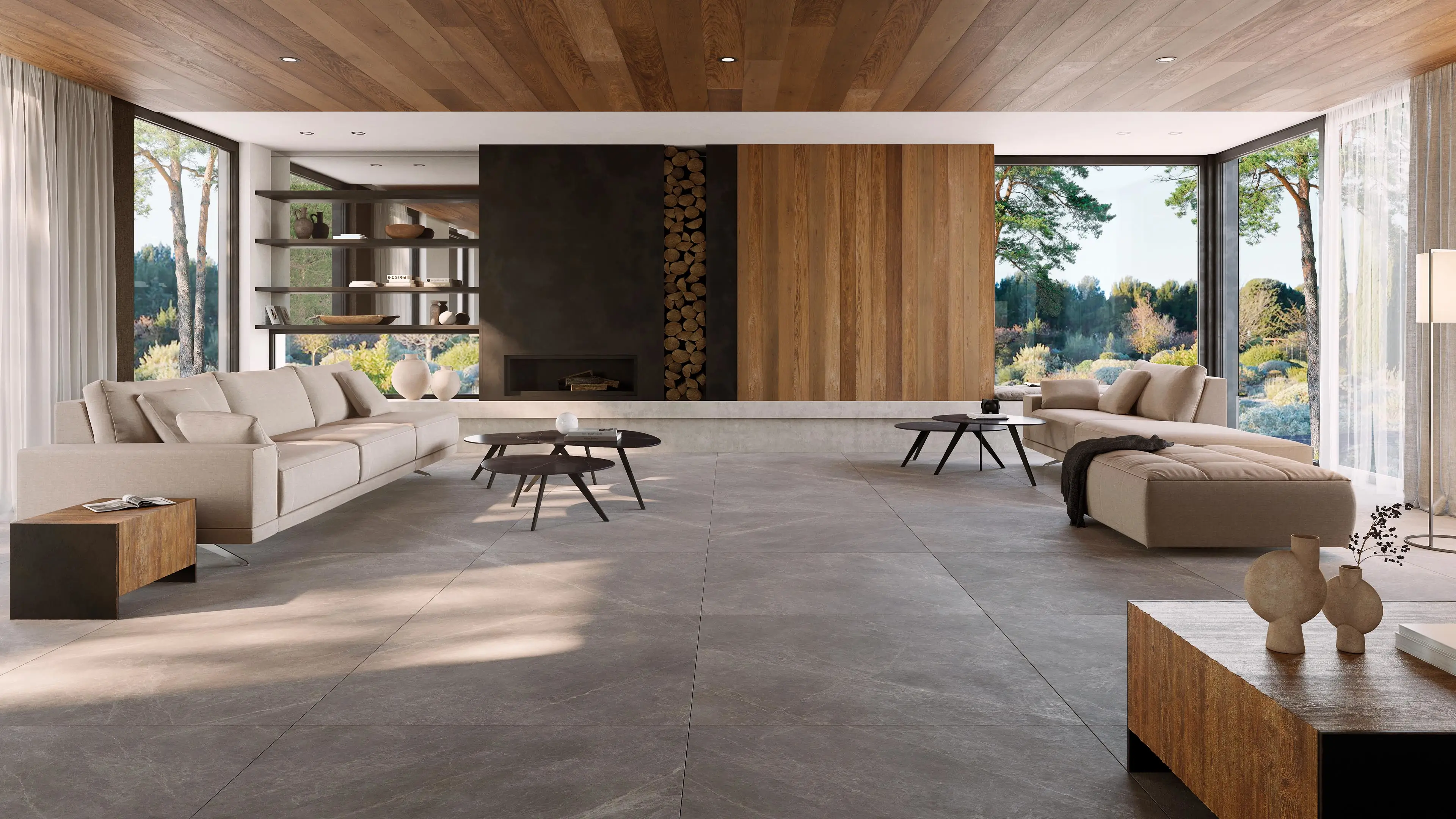 Woonkamer met Porcelanosa Mysic Grey vloertegel, houten plafond en groot uitzicht
