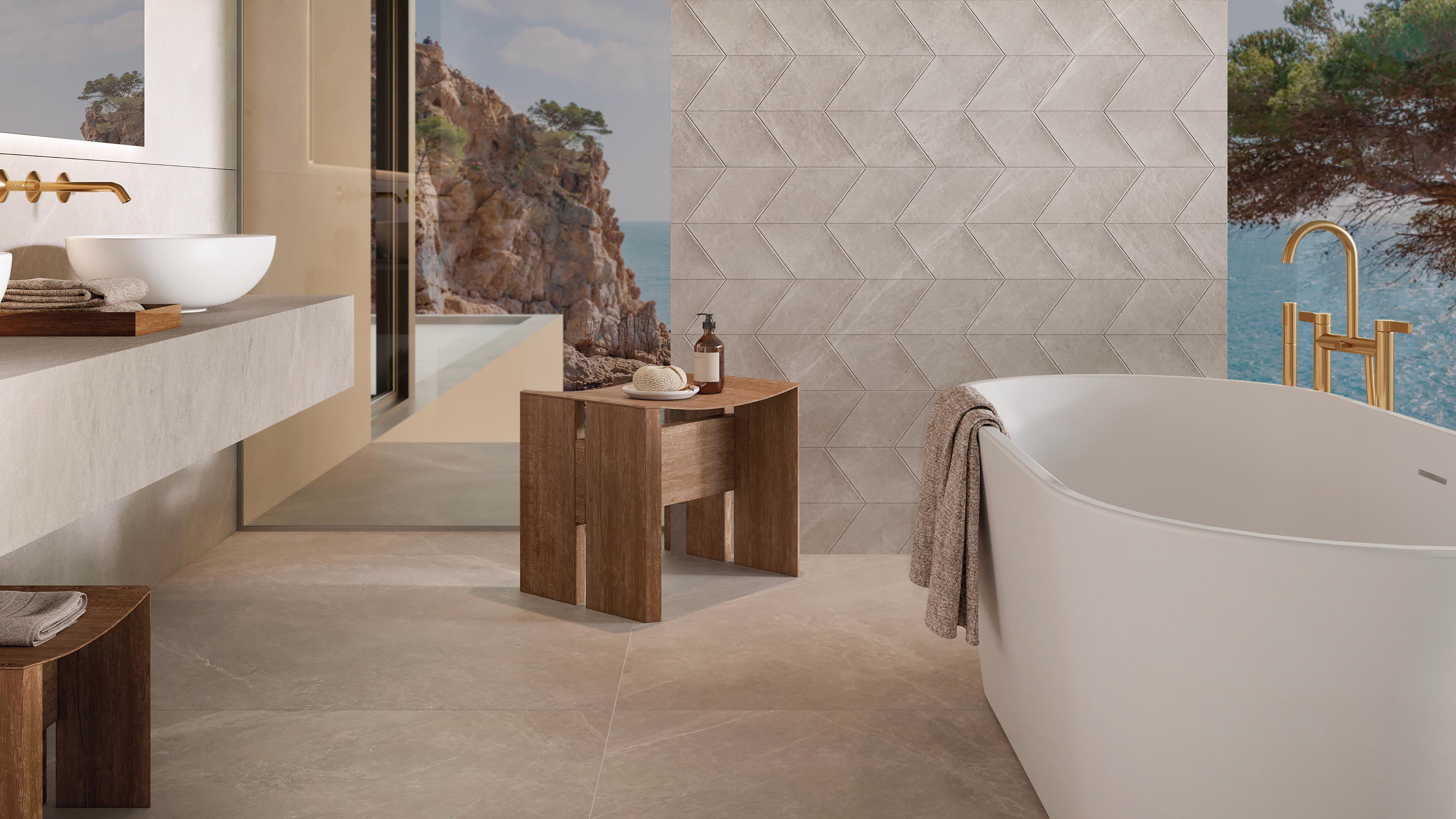 Spiga Mystic Beige wandtegel van Porcelanosa in badkamer met vrijstaand bad en gouden kraan