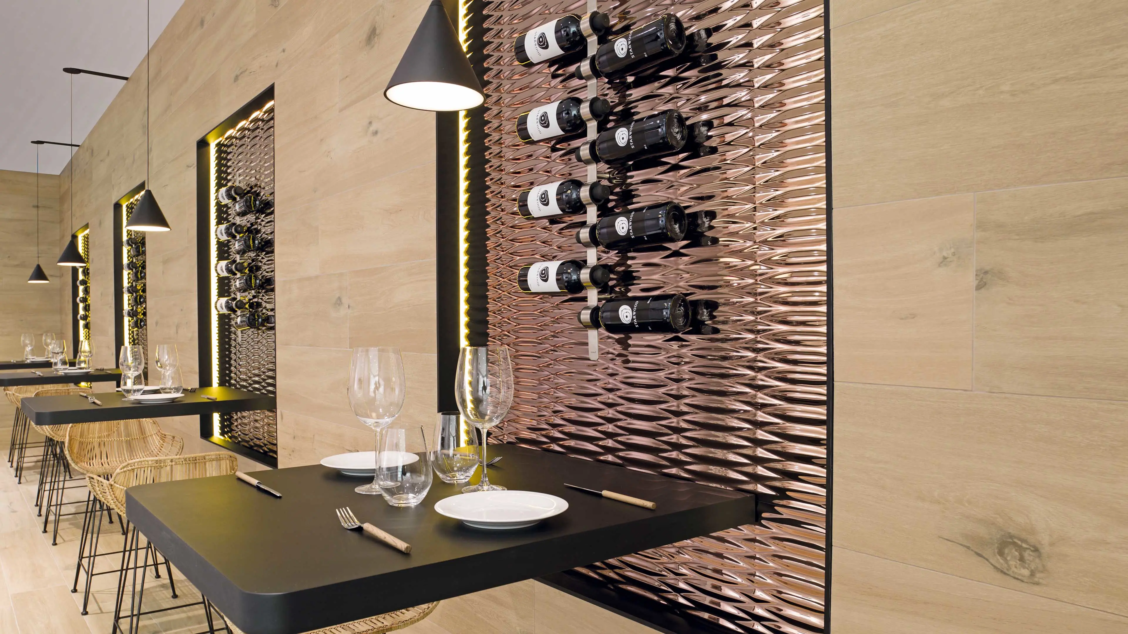 Restaurant met Porcelanosa Nebraska Tea houtlook vloertegel en wijnrek aan de wand