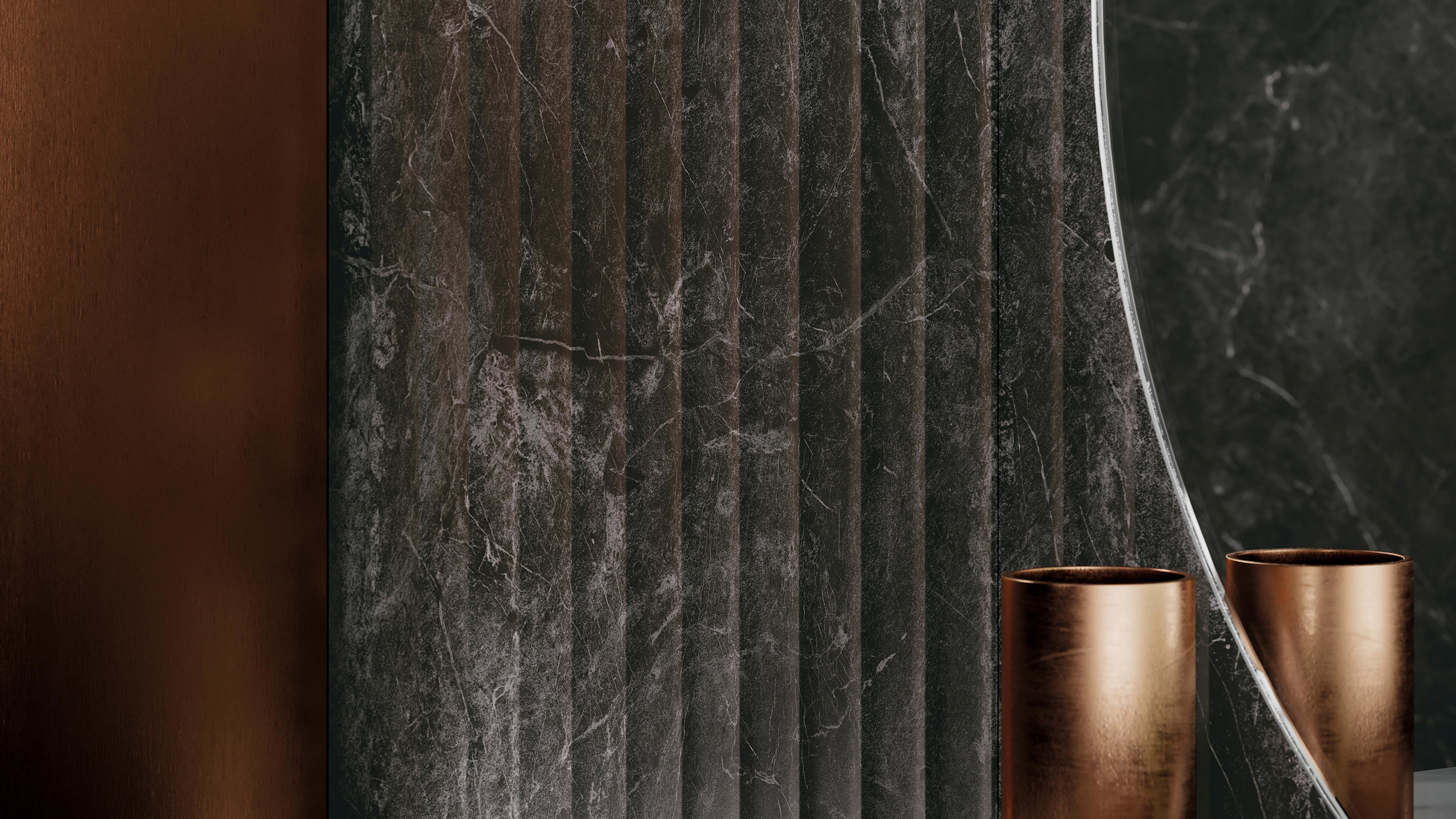 Porcelanosa Nero Velluto Polished tegelwand met geribbeld reliëf en koperen vazen