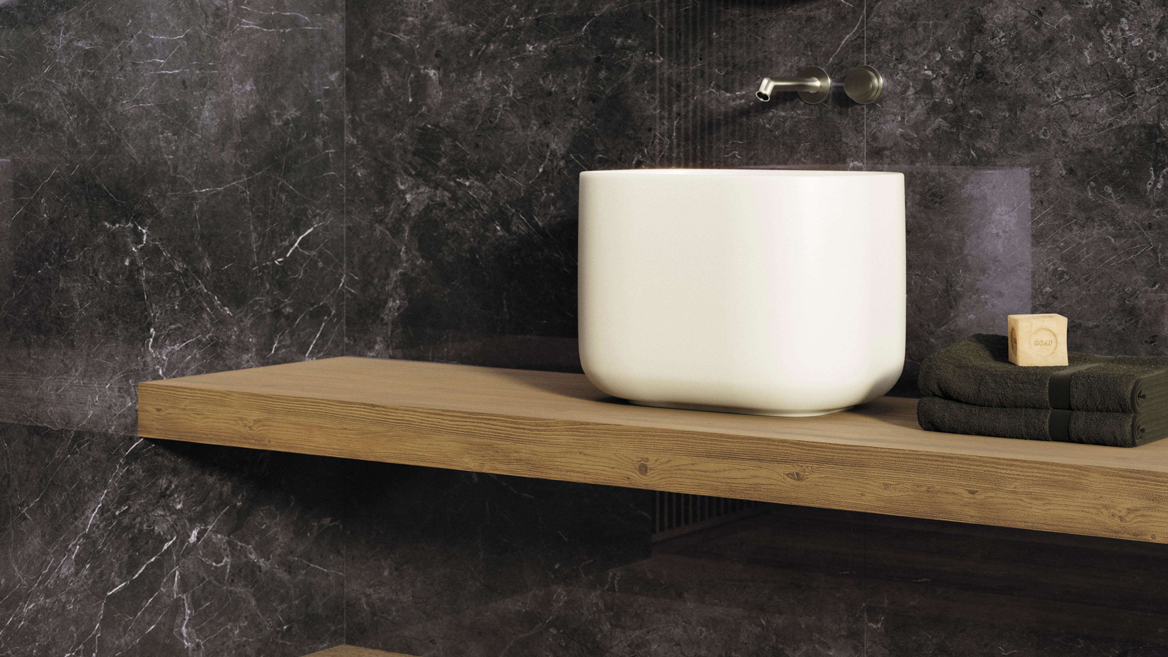 Badkamer met Porcelanosa Nero Velluto Polished wandtegel en ronde waskom op houten plank