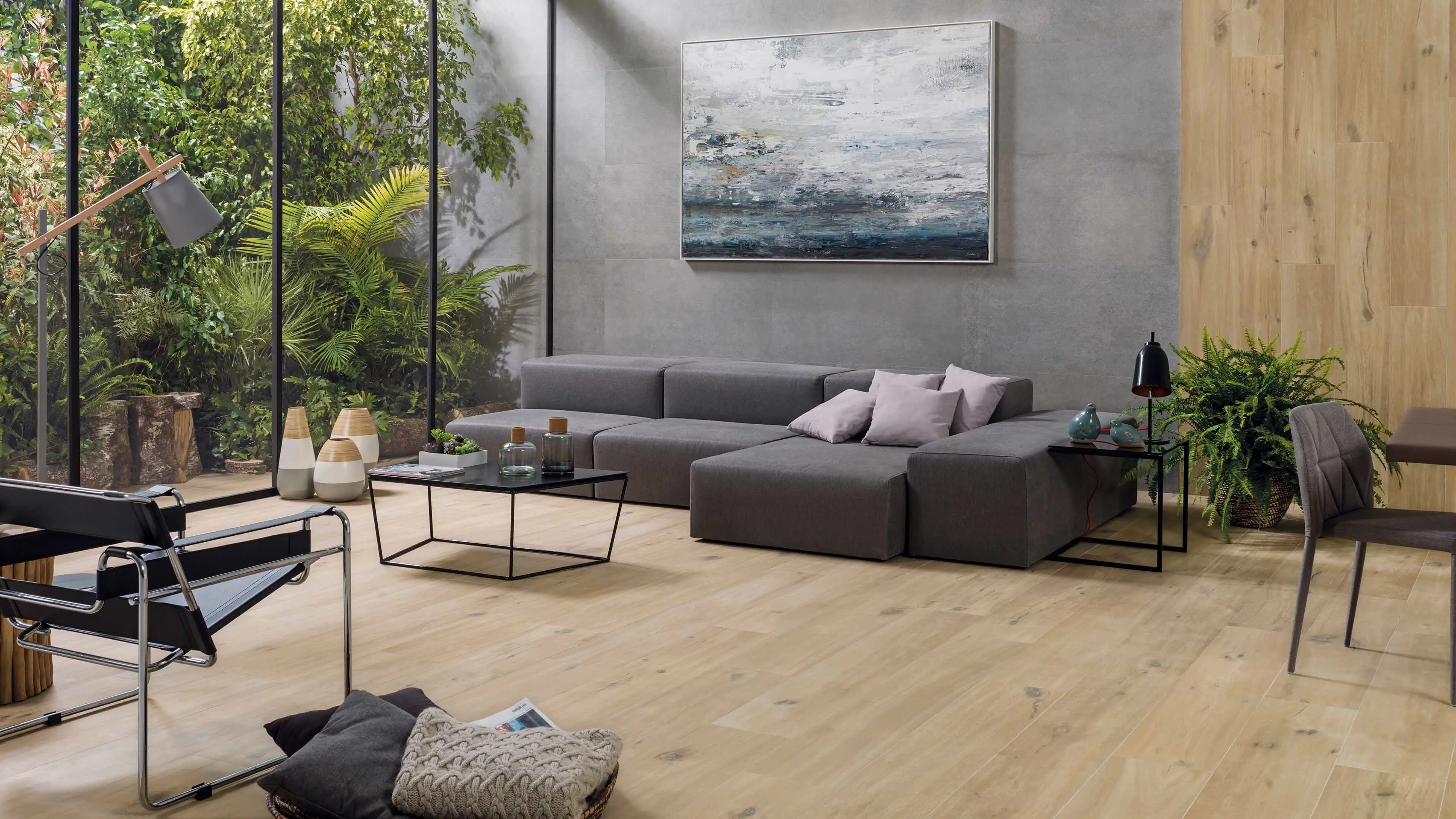 Woonkamer met Porcelanosa Nebraska Tea houtlook vloertegel, hoekbank en glazen pui