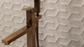 Porcelanosa Saddle Topo Neo wandtegel met hexagonpatroon en bronzen badkraan