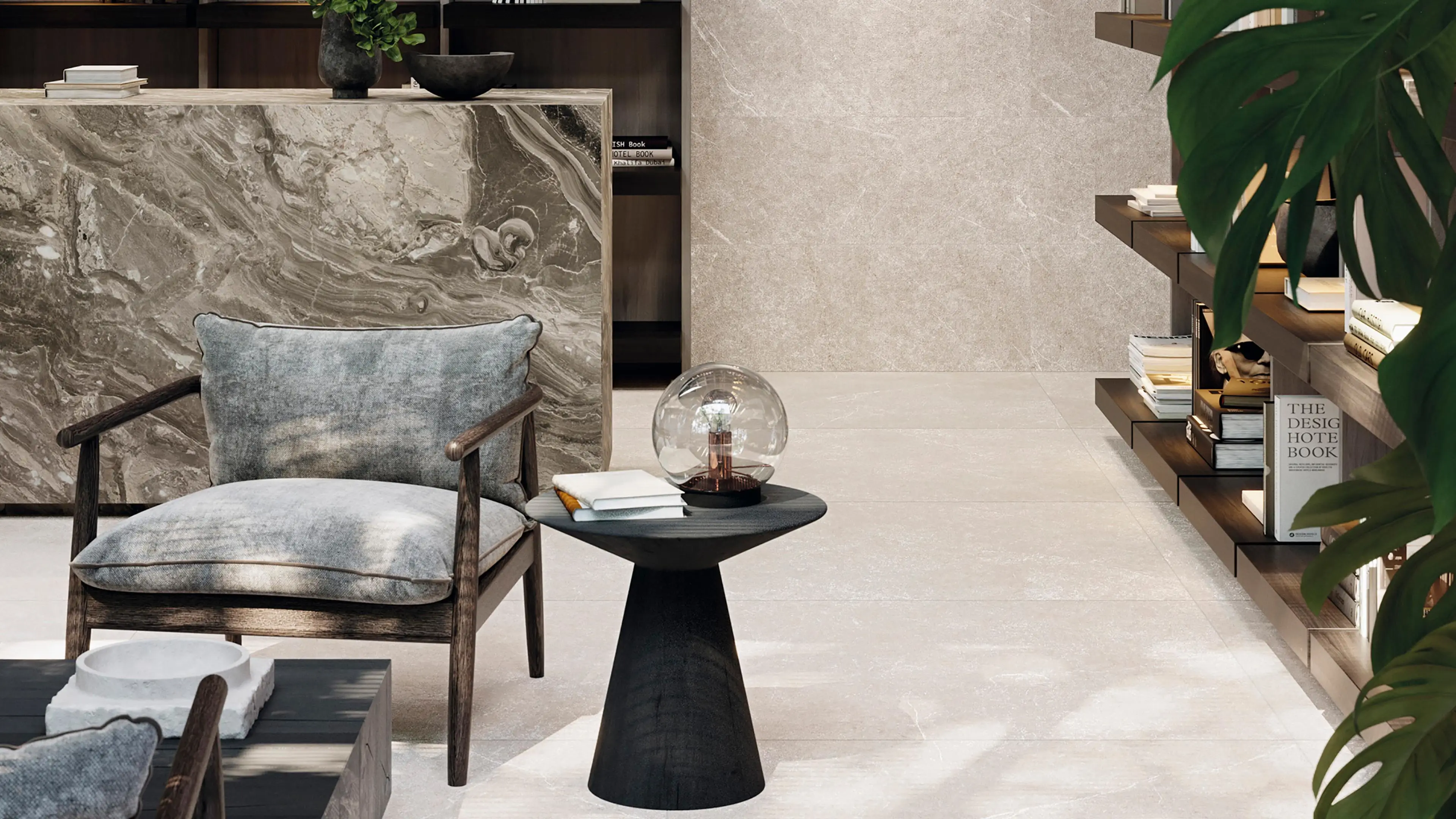 Interieur met Saddle Topo vloertegel, fauteuil en ronde bijzettafel