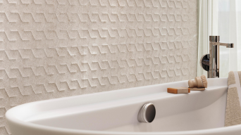 Badkamer met Saddle Topo Neo hexagon wandtegel en vrijstaand bad