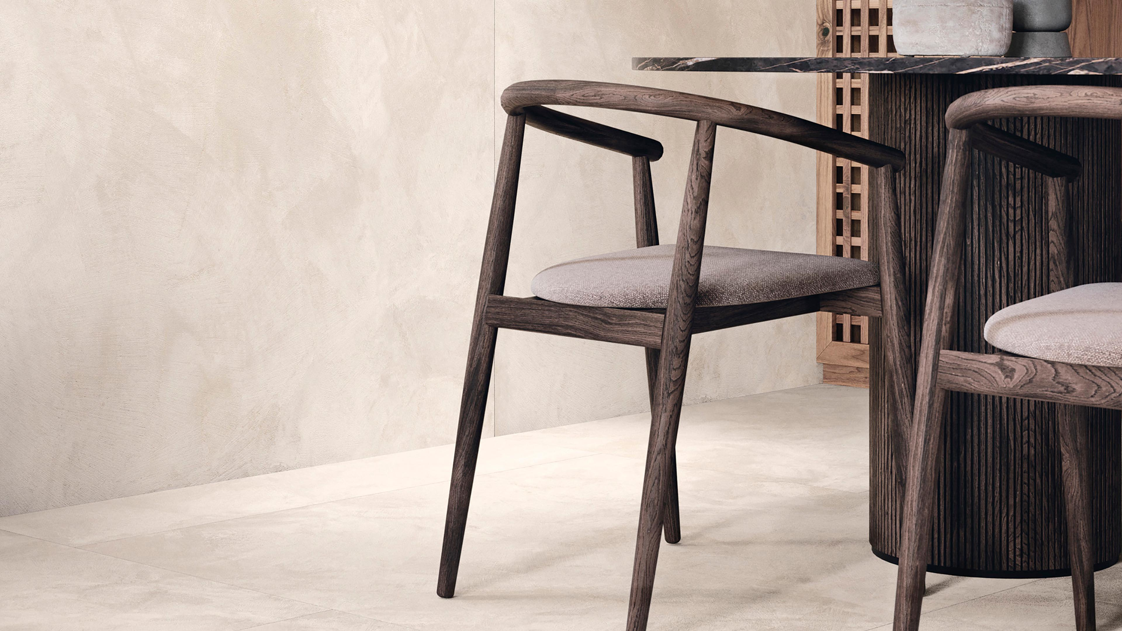 Santorini Bone vloertegel van Porcelanosa in interieur met houten stoel en rieten kast