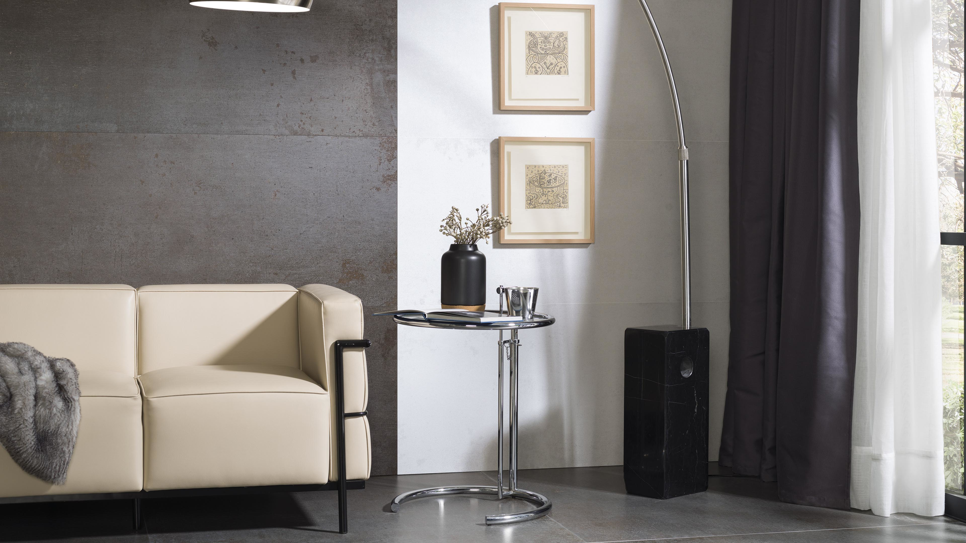 Porcelanosa Steel wandtegel in donkergrijs in woonkamer met crème zitbank en vloerlamp