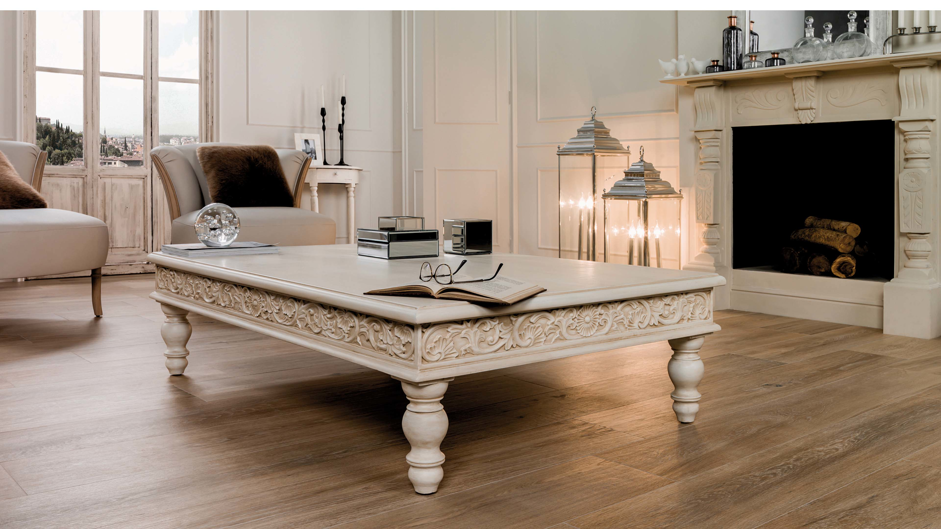Porcelanosa Tanzania Almond houtlook vloertegel in klassieke woonkamer met sierlijke salontafel en open haard