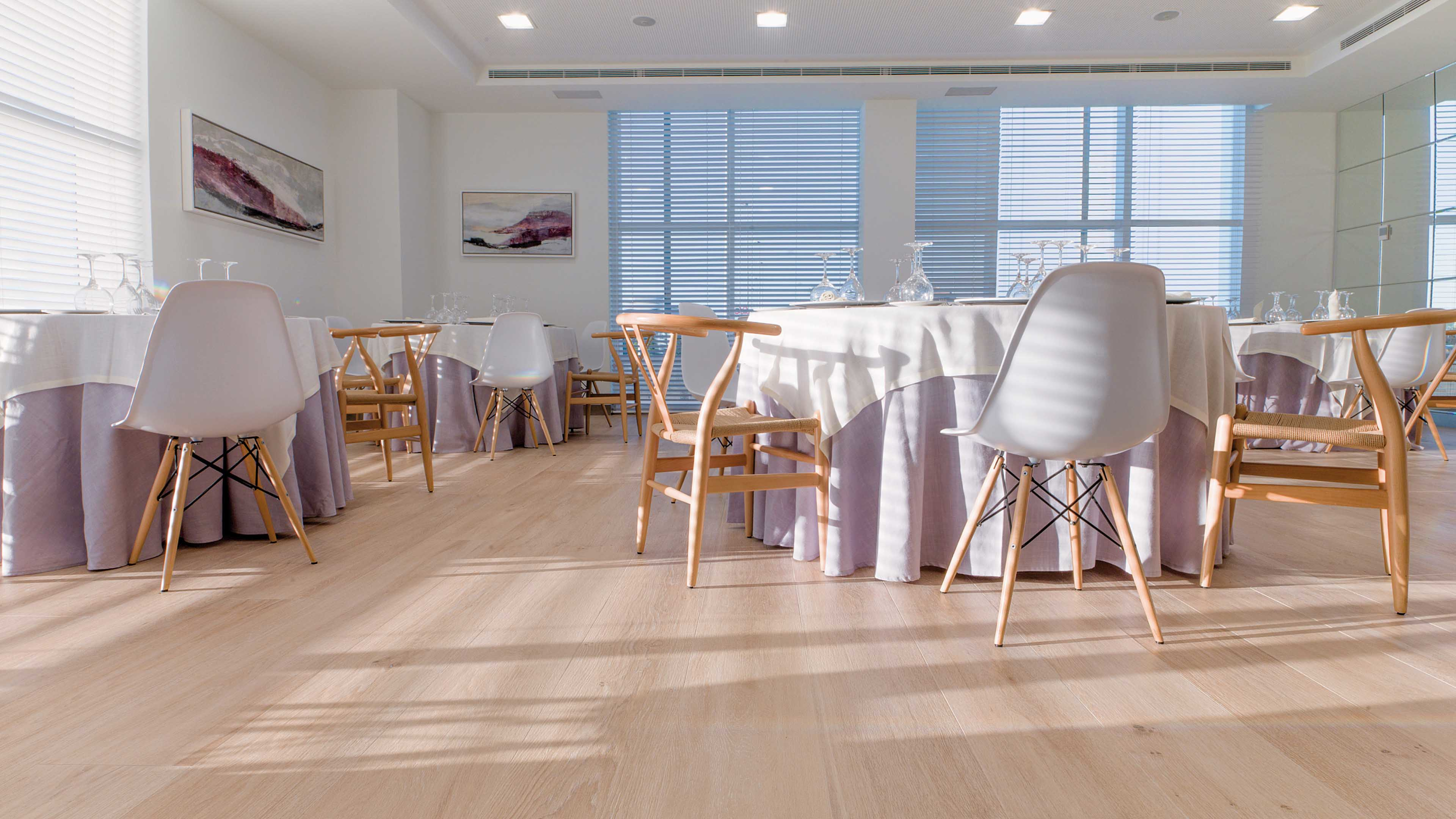 Porcelanosa Tanzania Taupe houtlook vloertegel in restaurantzaal met gedekte tafels en stoelen