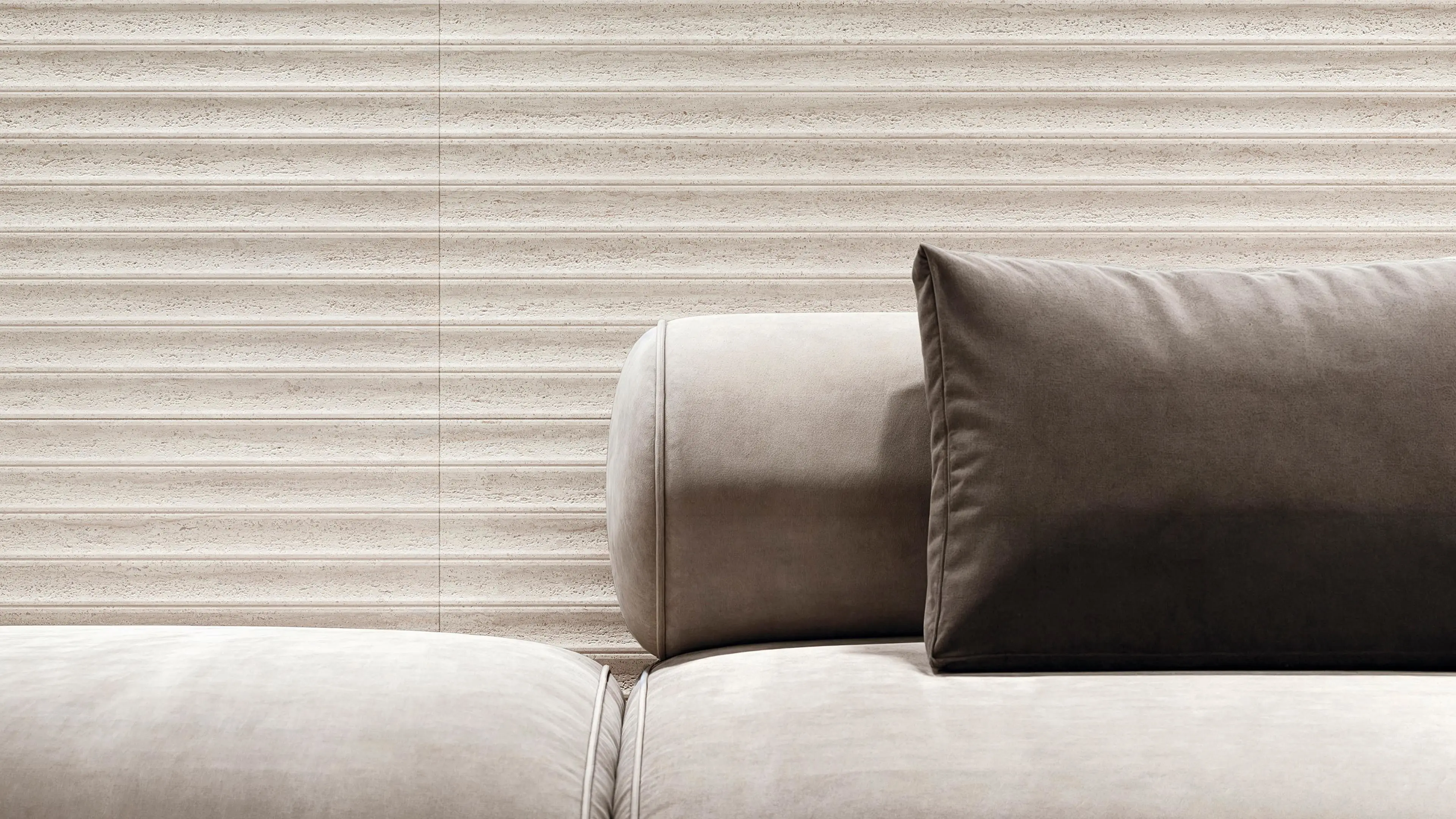 Porcelanosa Taranto Bianco Deco wandtegel met ribbelreliëf achter een lichte en donkere bank