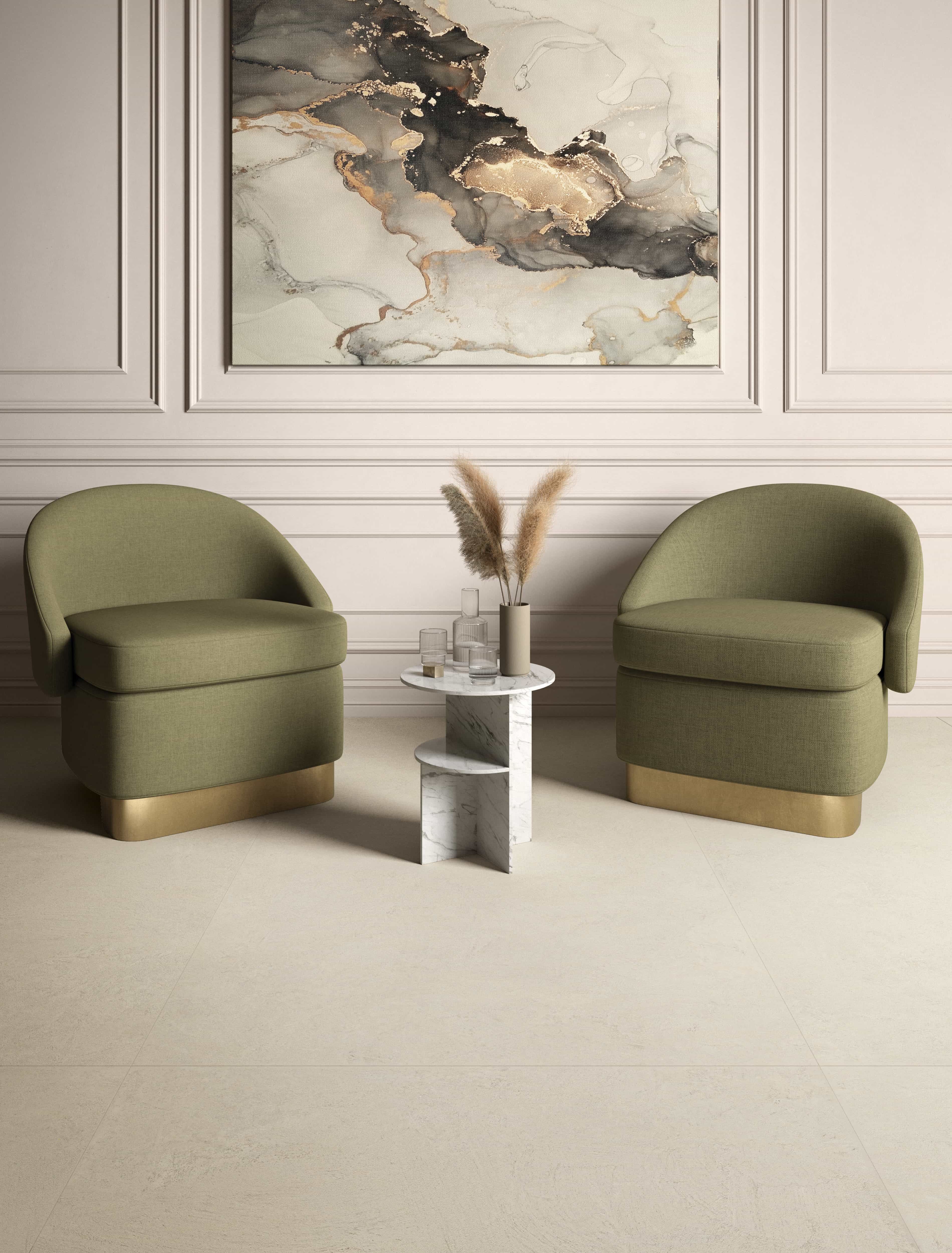 La Faenza VIS A RM vloertegel in woonkamer met groene fauteuils en marmeren tafel