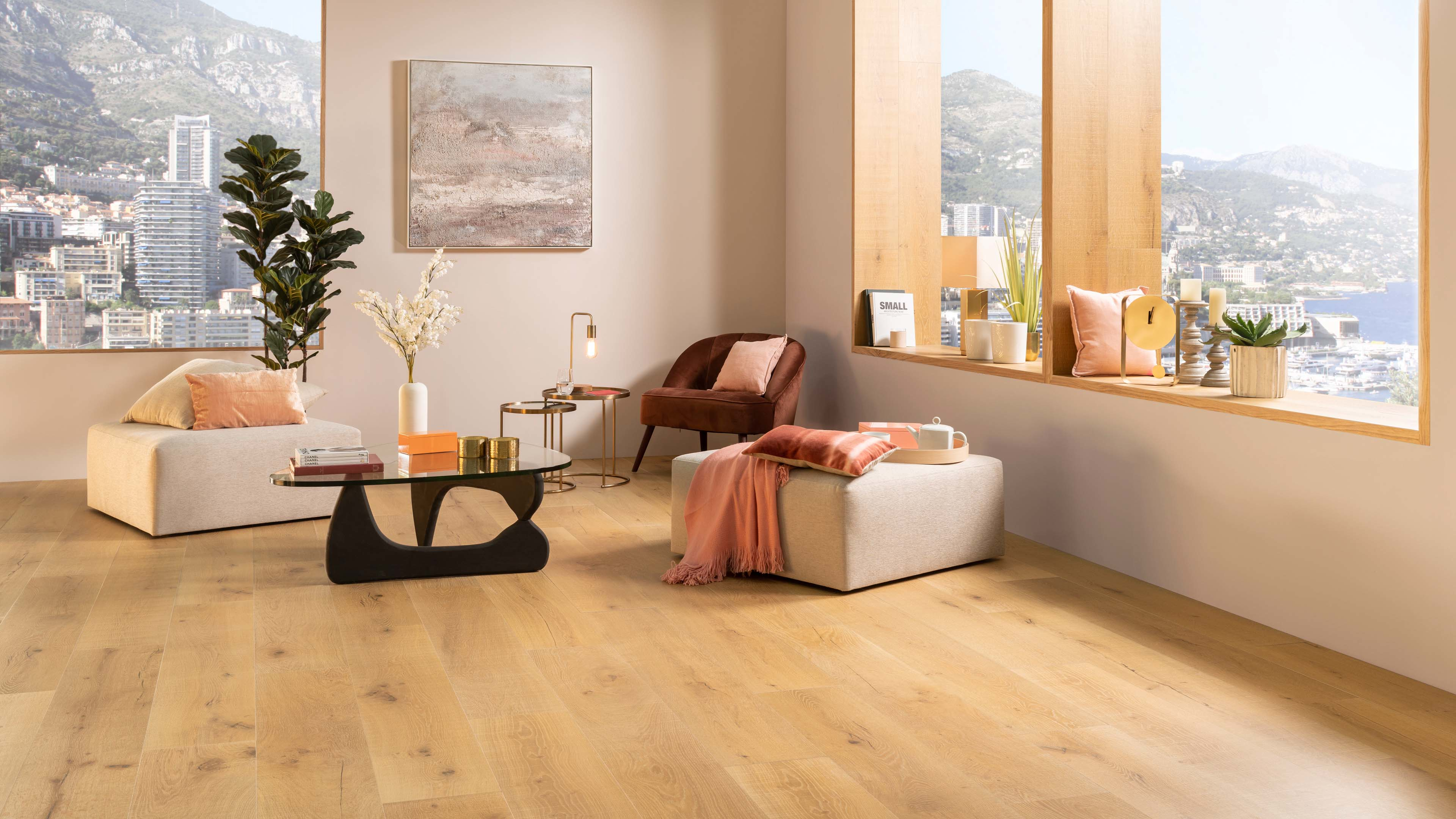 Porcelanosa Vancouver Honey vloertegel in woonkamer met houtlook en panoramisch uitzicht