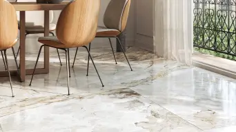 Porcelanosa Vendome Polished vloertegel in eetkamer met marmerlook en tafel bij raam