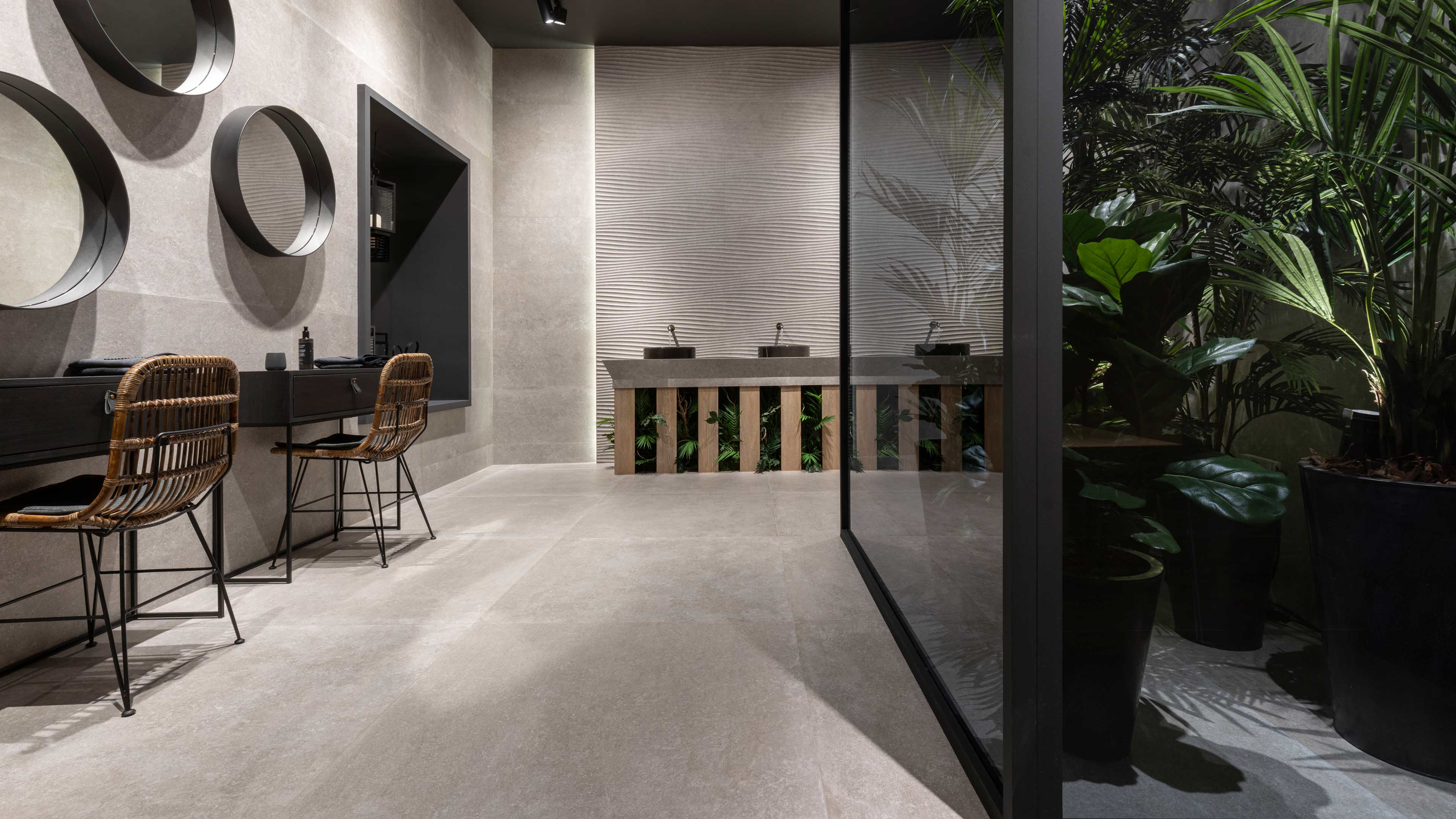 Badkamer-showroomopstelling met Porcelanosa Verbier Silver vloertegel, wastafels en spiegels