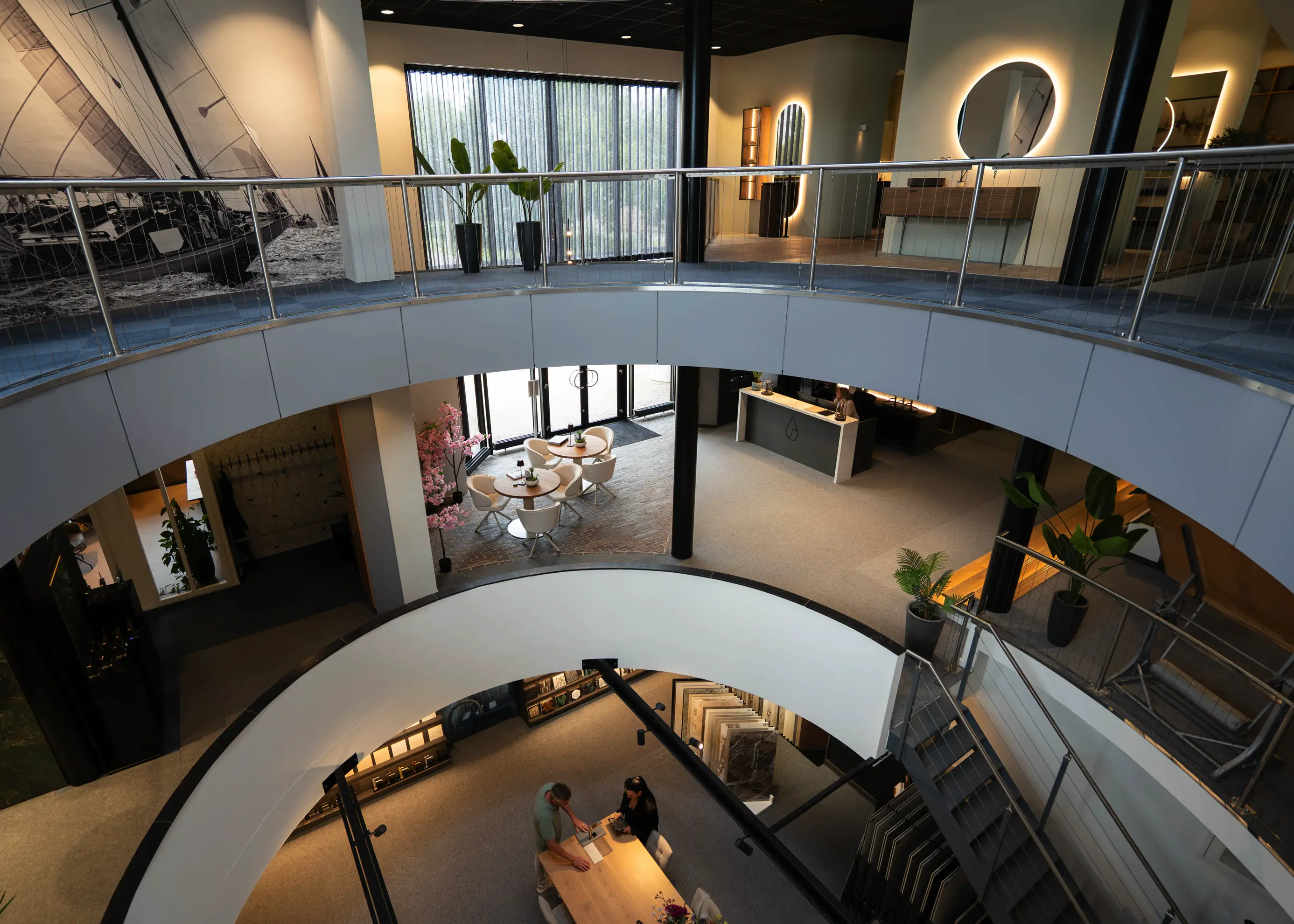 Showroom Sanitair Design Center in Alkmaar gezien vanaf boven met ronde balustrades en verdiepingen