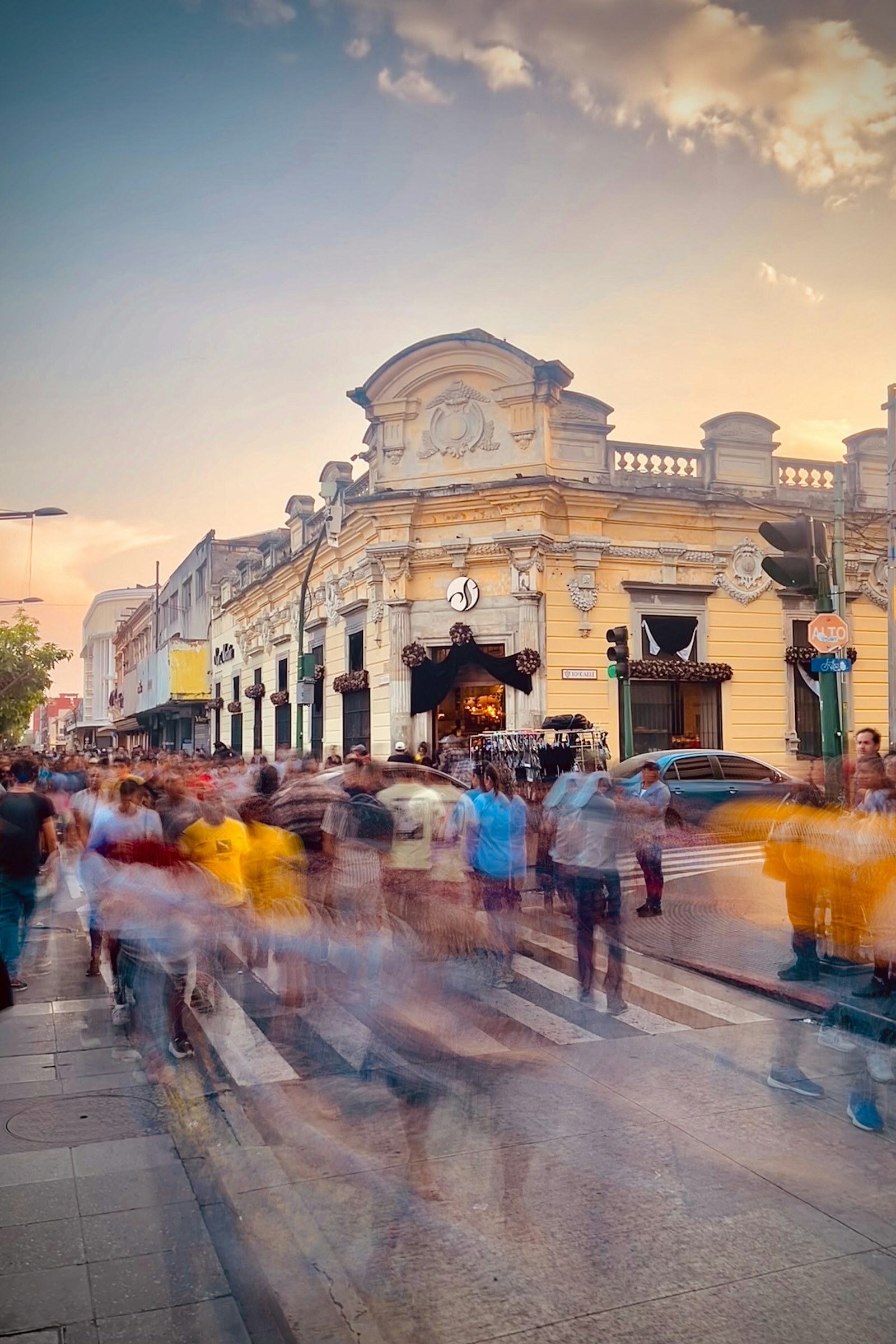 Personas caminando en el centro histórico de Ciudad de Guatemala