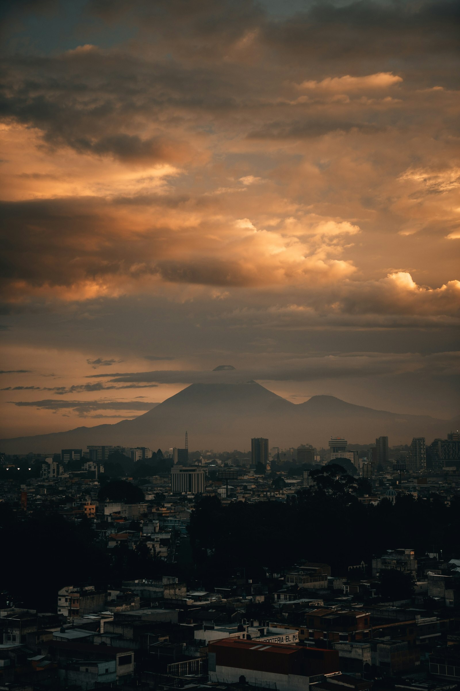 Panorama de Ciudad de Guatemala con volcán y nubes