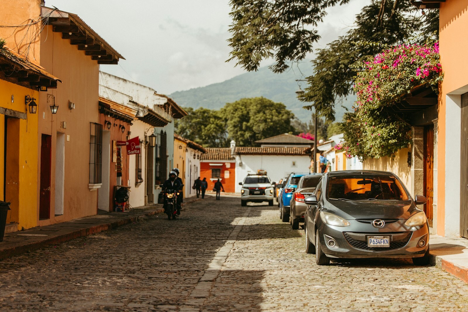 Calle colorida de Guatemala con montaña al fondo