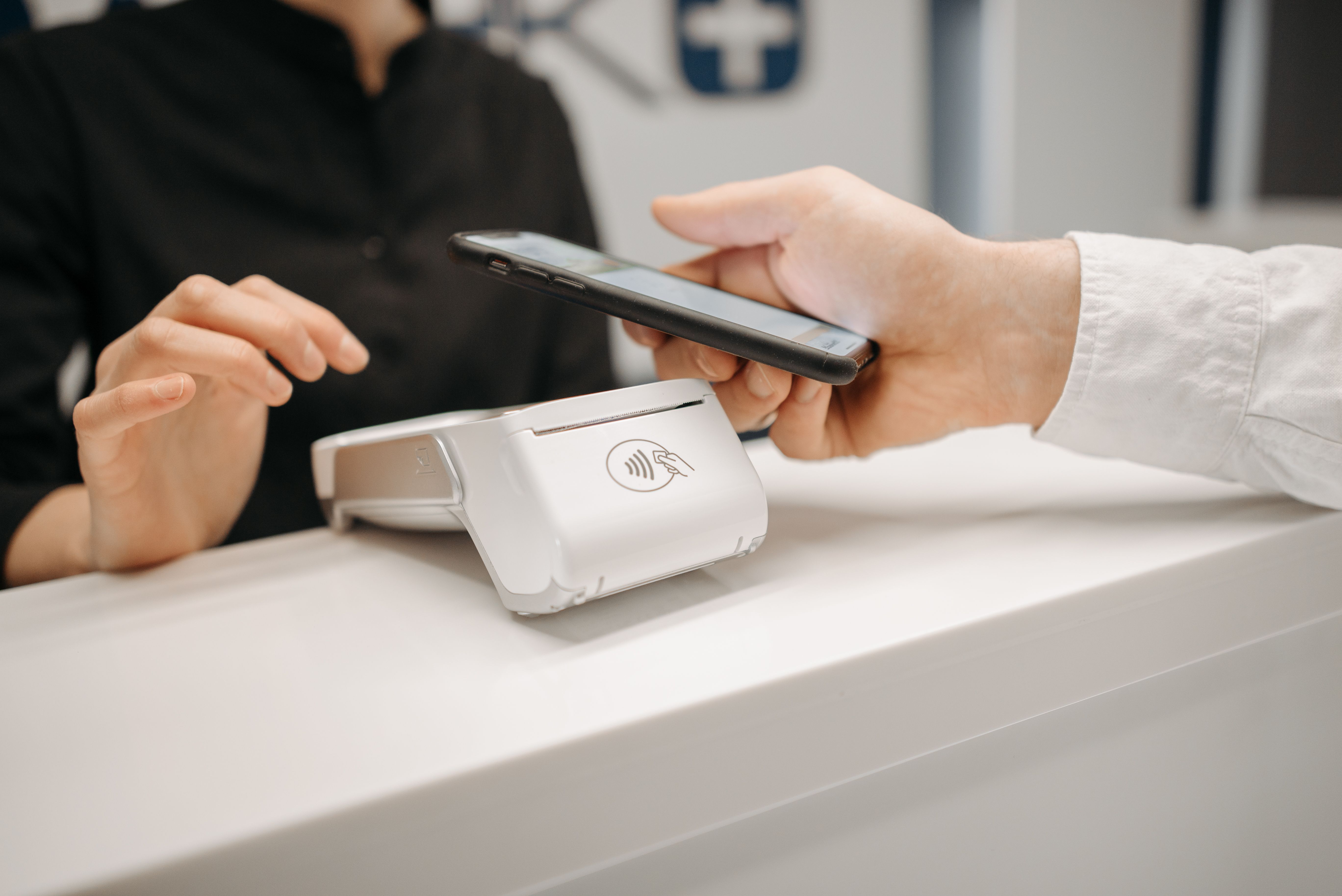 Persona usando un teléfono inteligente para realizar un pago digital
