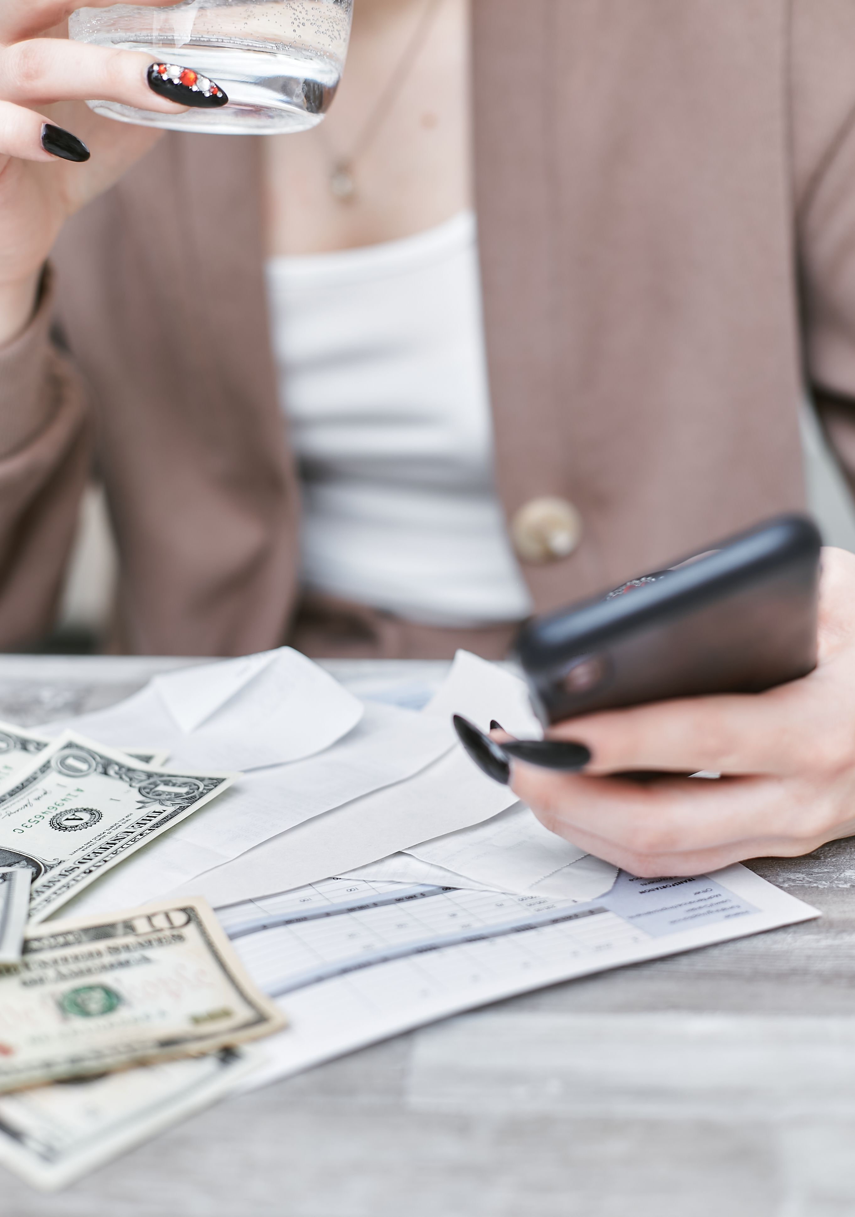 Persona usando un teléfono para enviar dinero a su familia en México