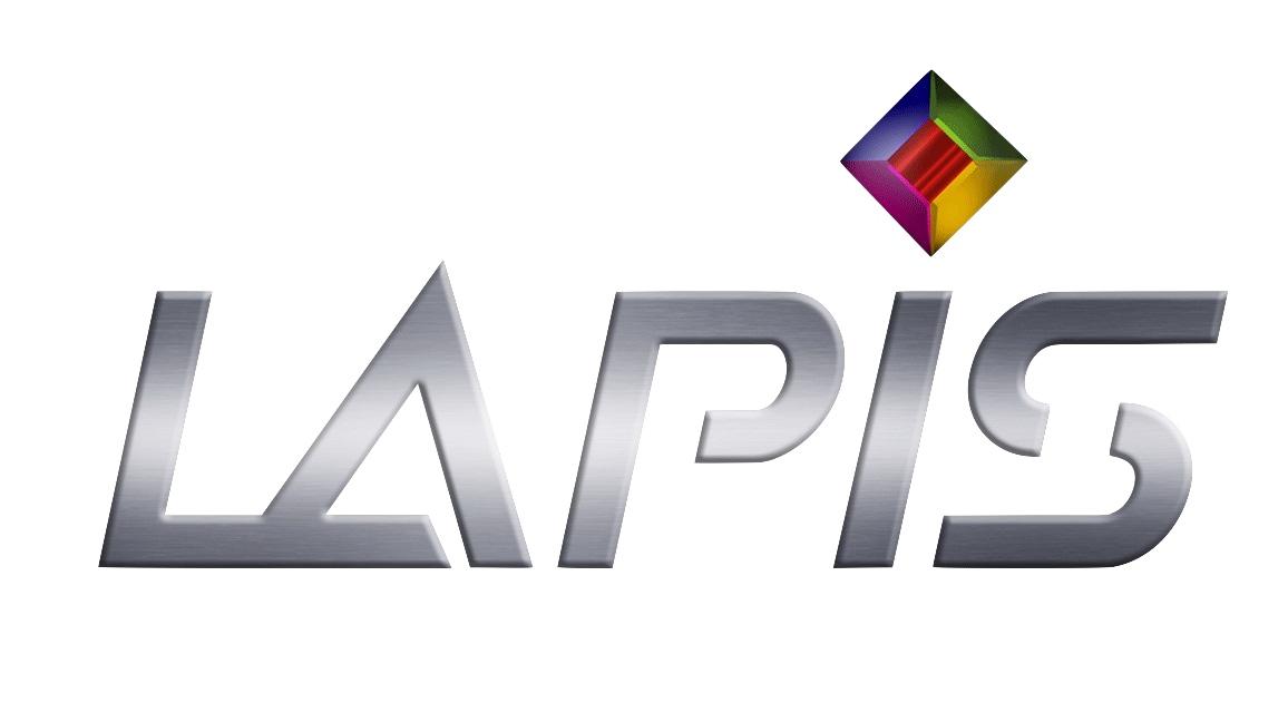 Logotipo metálico estilizado con la palabra 'LAPIS' y un pequeño cubo de colores encima de la letra I.