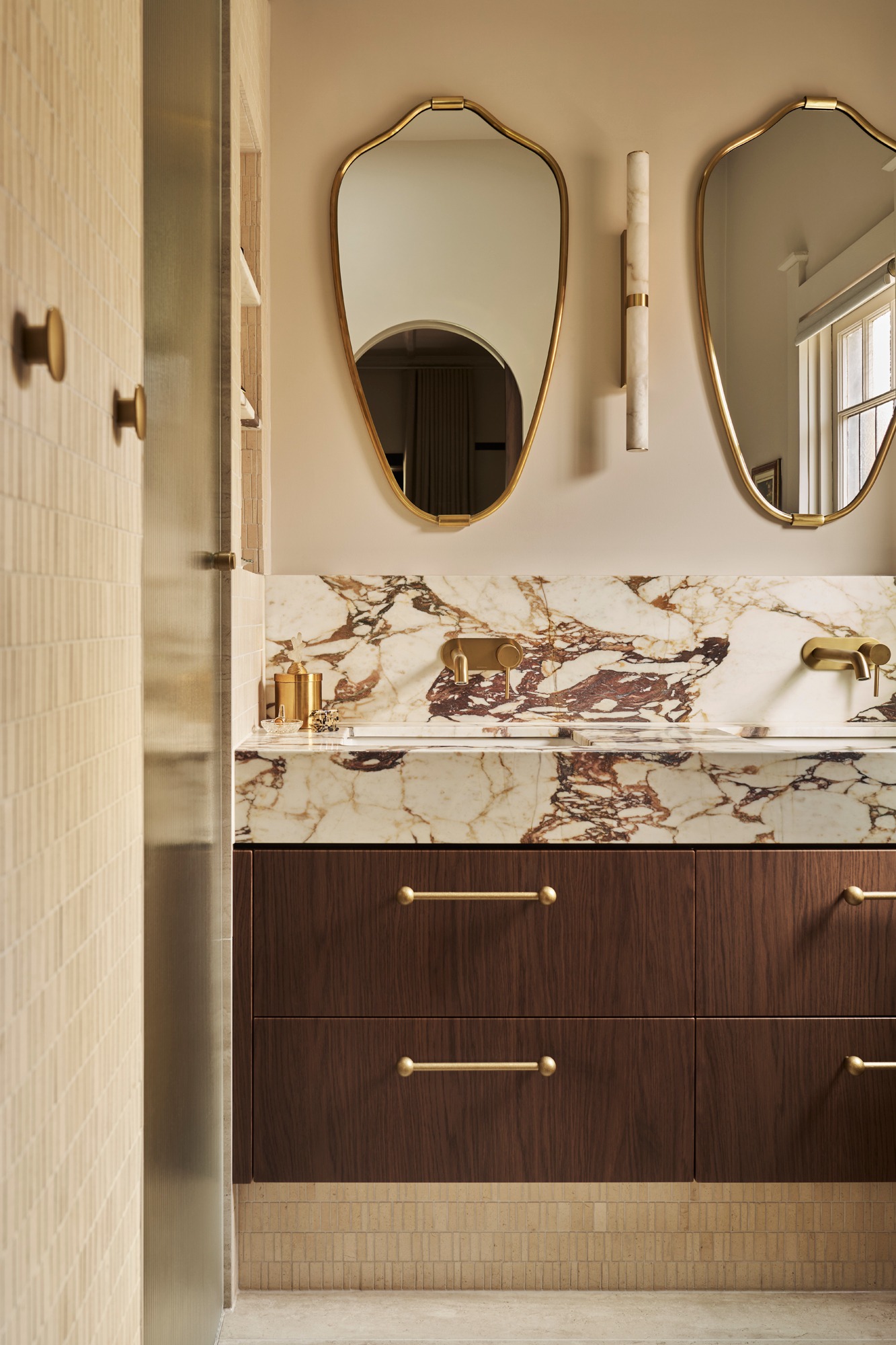 Cliff Residence — ensuite