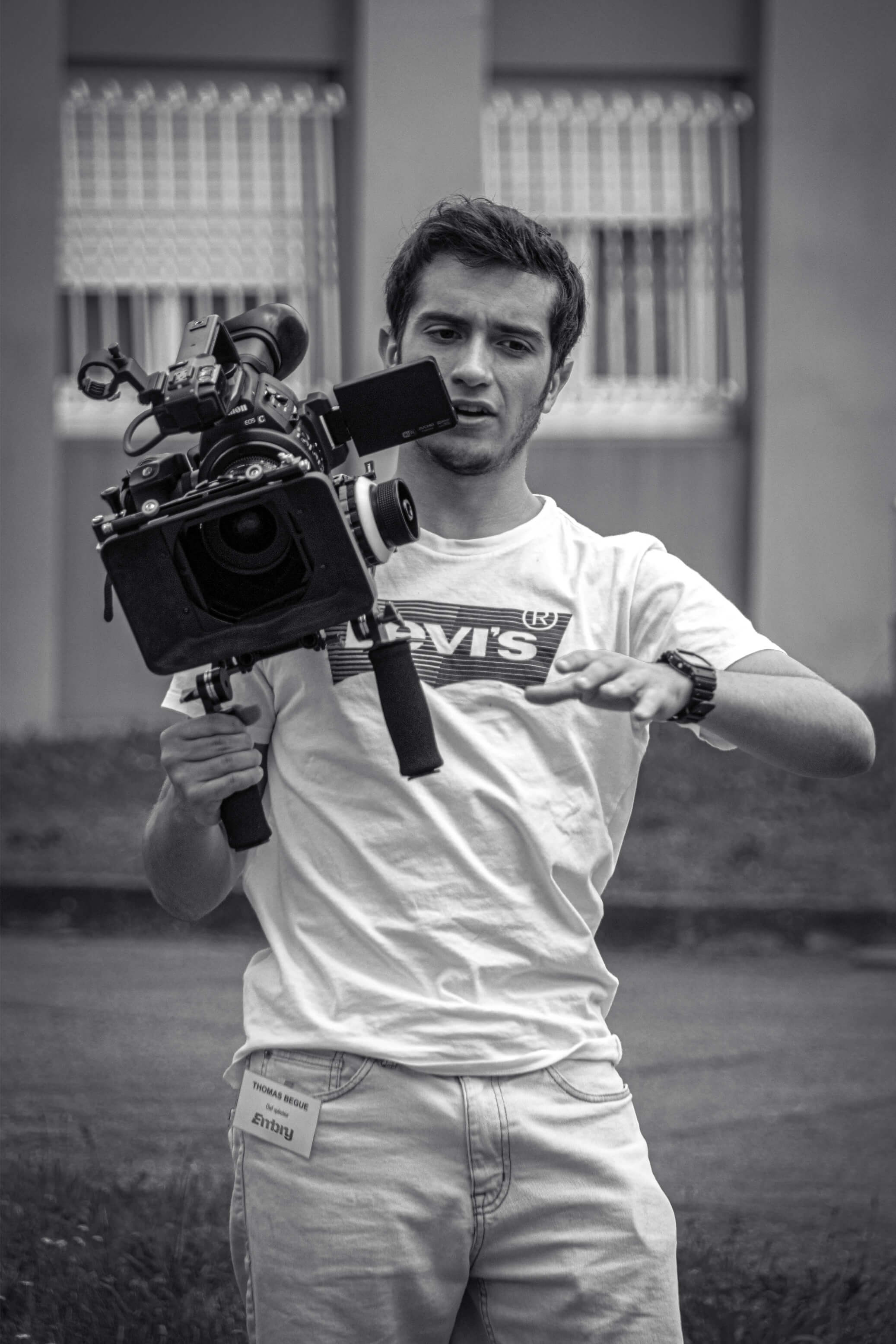 Cadreur Embry en tournage extérieur, caméra sur rig d'épaule