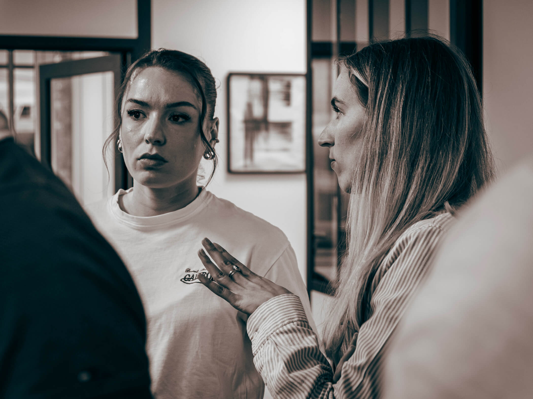 Deux collaboratrices en discussion dans un bureau