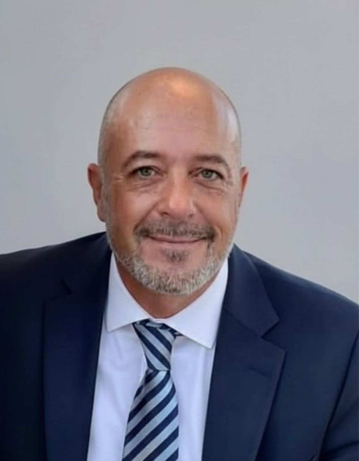 Perfil de Luis Miguel López García con traje y corbata.