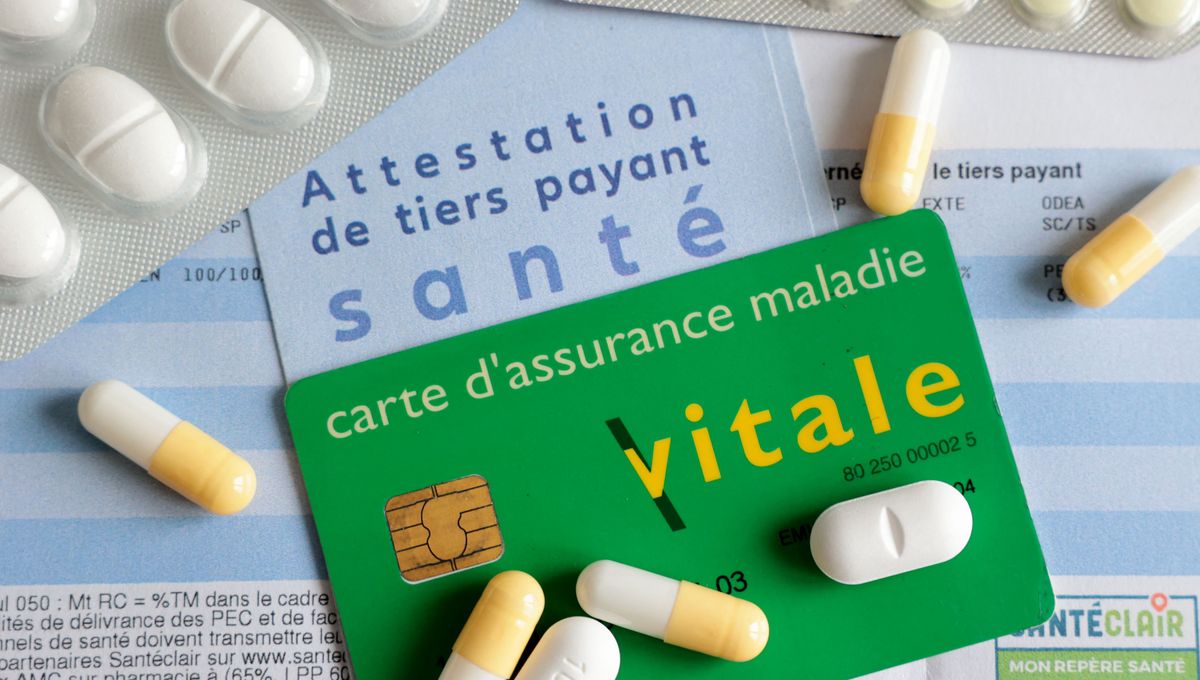 Carte Vitale et attestation de tiers payant entourées de gélules, complémentaire santé AGIPI