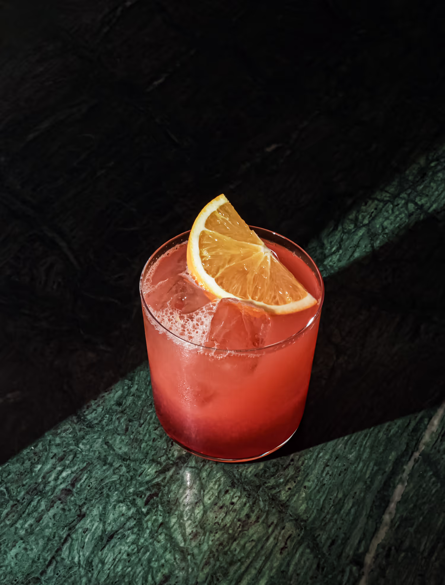 Campari Orange mit frischem Orangensaft und Orangenscheibe im FINO Freiburg