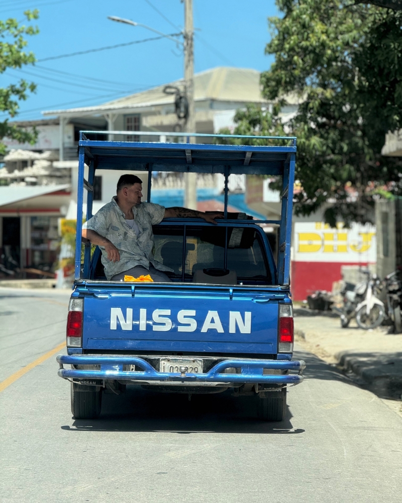 Photo d'un pick-up avec des personnes dedans. 