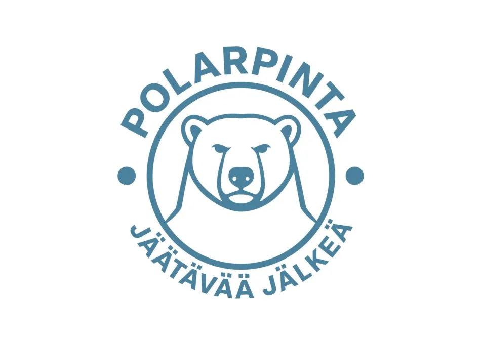 Siniharmaa logo valkoisella taustalla. Ympyränmuotoisessa logossa on stilisoitu jääkarhun pää. Ympyrän yläosassa lukee kaarevasti "POLARPINTA" ja alaosassa "JÄÄTÄVÄÄ JÄLKEÄ". Kaksi pientä pistettä erottavat tekstit toisistaan jääkarhun sivuilla.
