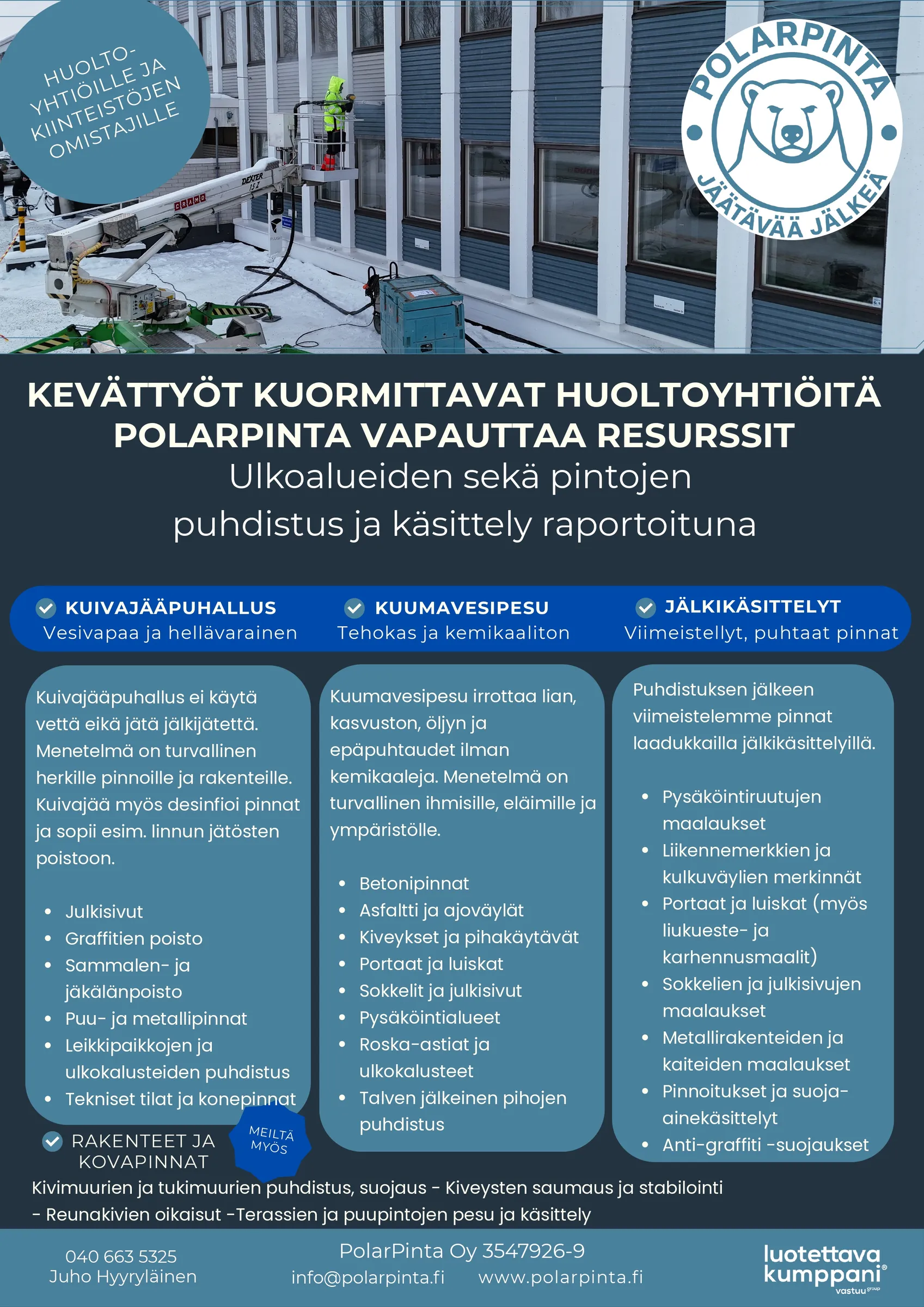 Kuva esittää työntekijää kirkkaan kelta-vihreässä haalarissa nostolavalla puhdistamassa rakennuksen sinertävänharmaata julkisivua lumisessa ympäristössä. Rakennuksessa on valkoiset pystypilarit ja ikkunat. Kuvan ympärillä on Polarpinta-yrityksen mainosteksti, joka esittelee ulkoalueiden ja pintojen puhdistus- ja käsittelypalveluita. Palveluihin kuuluvat kuivajääpuhallus, kuumavesipesu ja jälkikäsittelyt, sekä rakenteiden ja kovapintojen huolto. Yläkulmassa on Polarpinta-logo jääkarhun kuvalla ja teksti 'JÄÄTÄVÄÄ JÄLKEÄ'. Alareunassa on yhteystiedot.