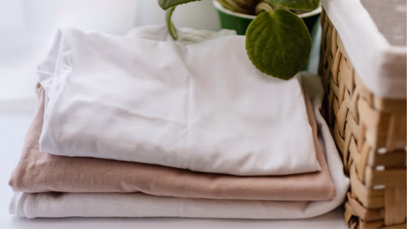 Gefaltete T-Shirts und neutrale Farben