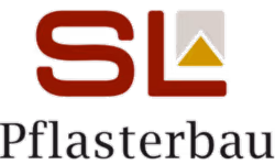 Logo mit roten Buchstaben SL und einem weißen Quadrat mit gelbem Dreieck darüber, darunter Pfasterbau.