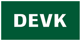 Weißer Text DEVK auf grünem Hintergrund, Firmenname als Logo.