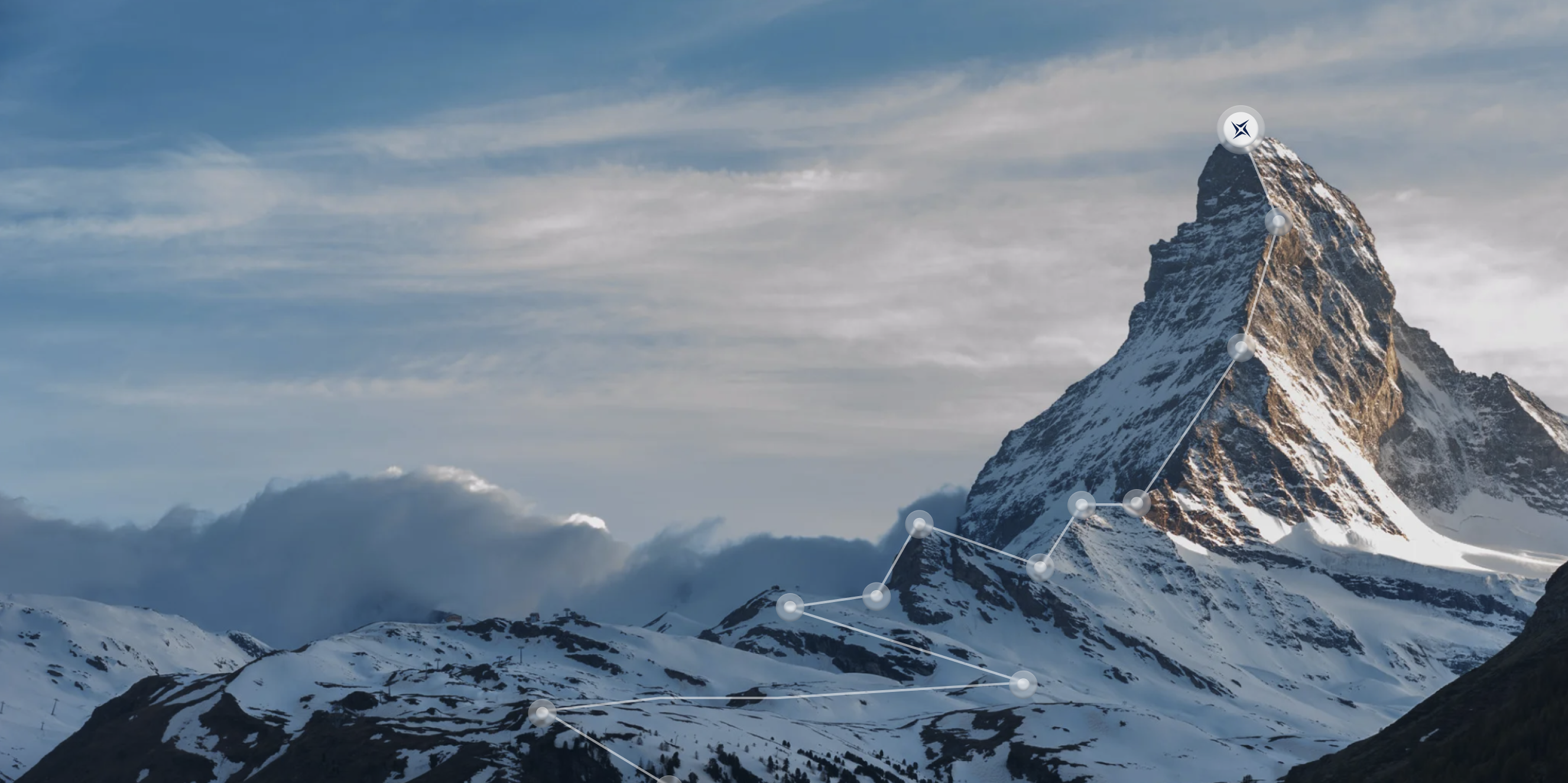 Verschneiter Berg mit markiertem Aufstiegsweg und wolkigem Himmel im Hintergrund.