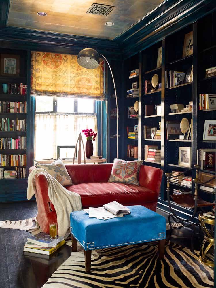 Lacquered library with built-in shelving