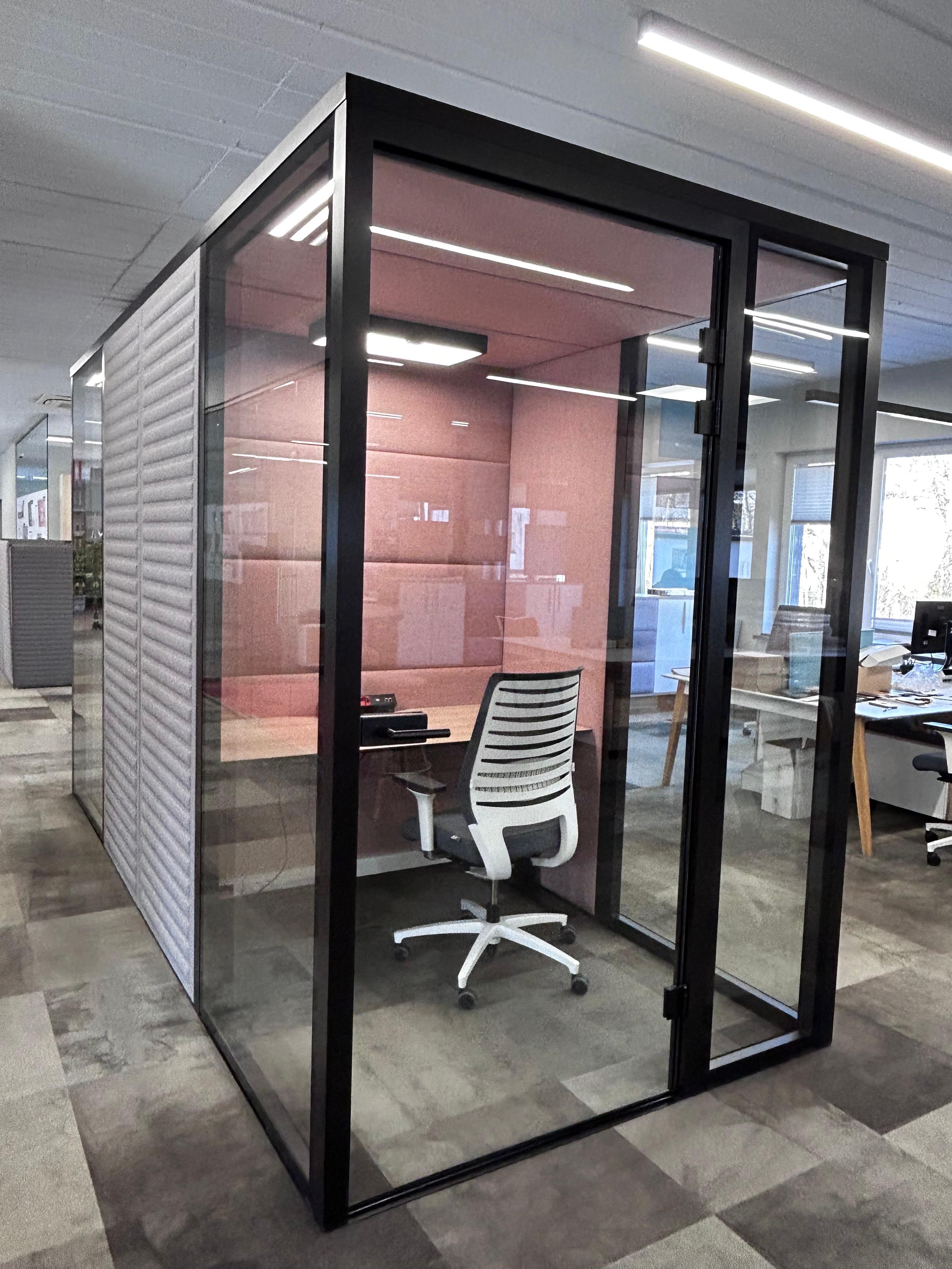 Photo d'un client dans une cabine insonorisée