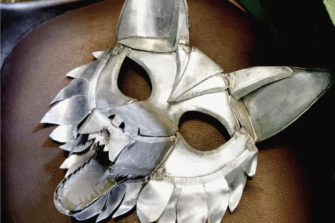 Kunstvolle Dachverkleidung mit handgefertigten Metallprofilen
