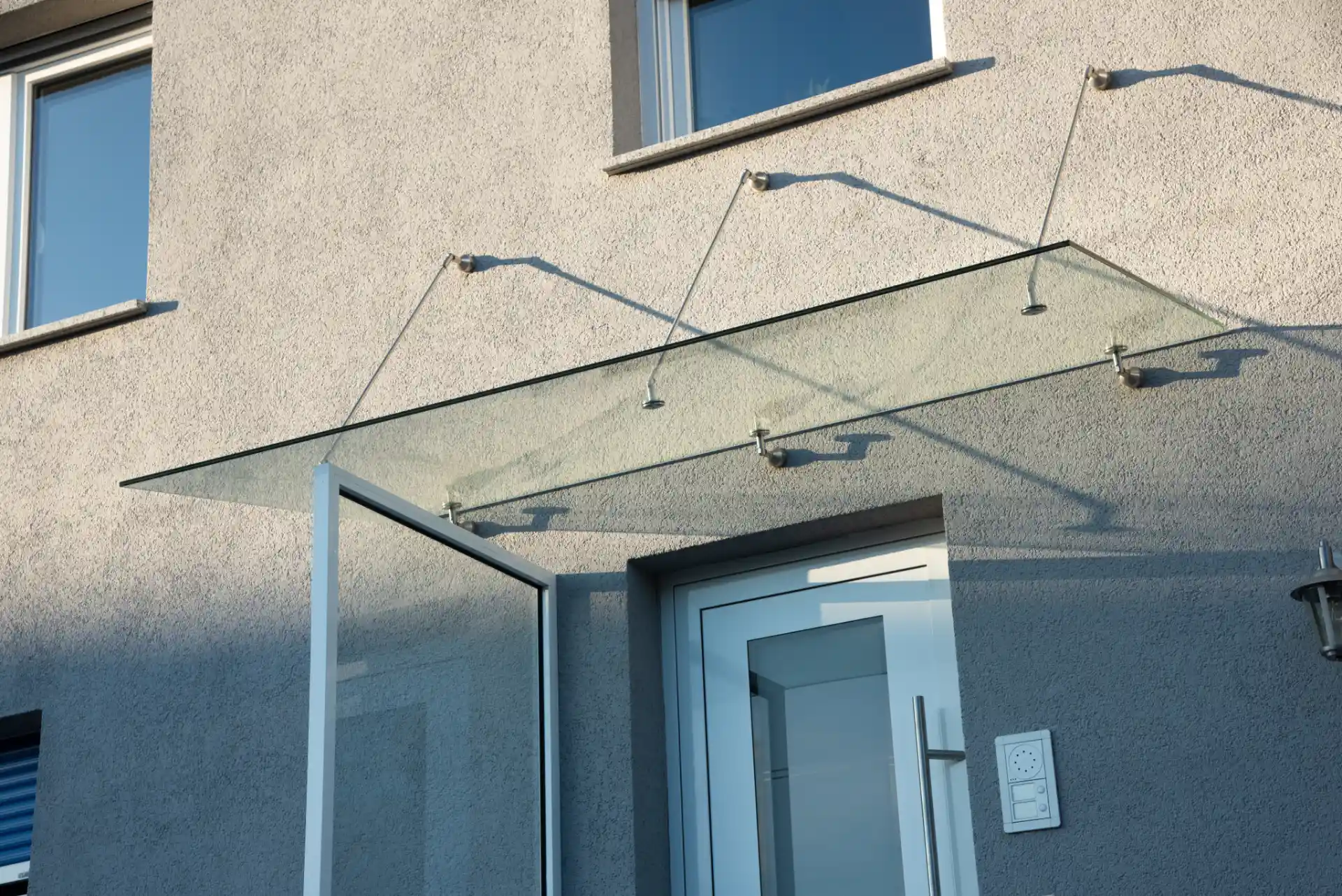 Vordach einer Haustüre aus Glas