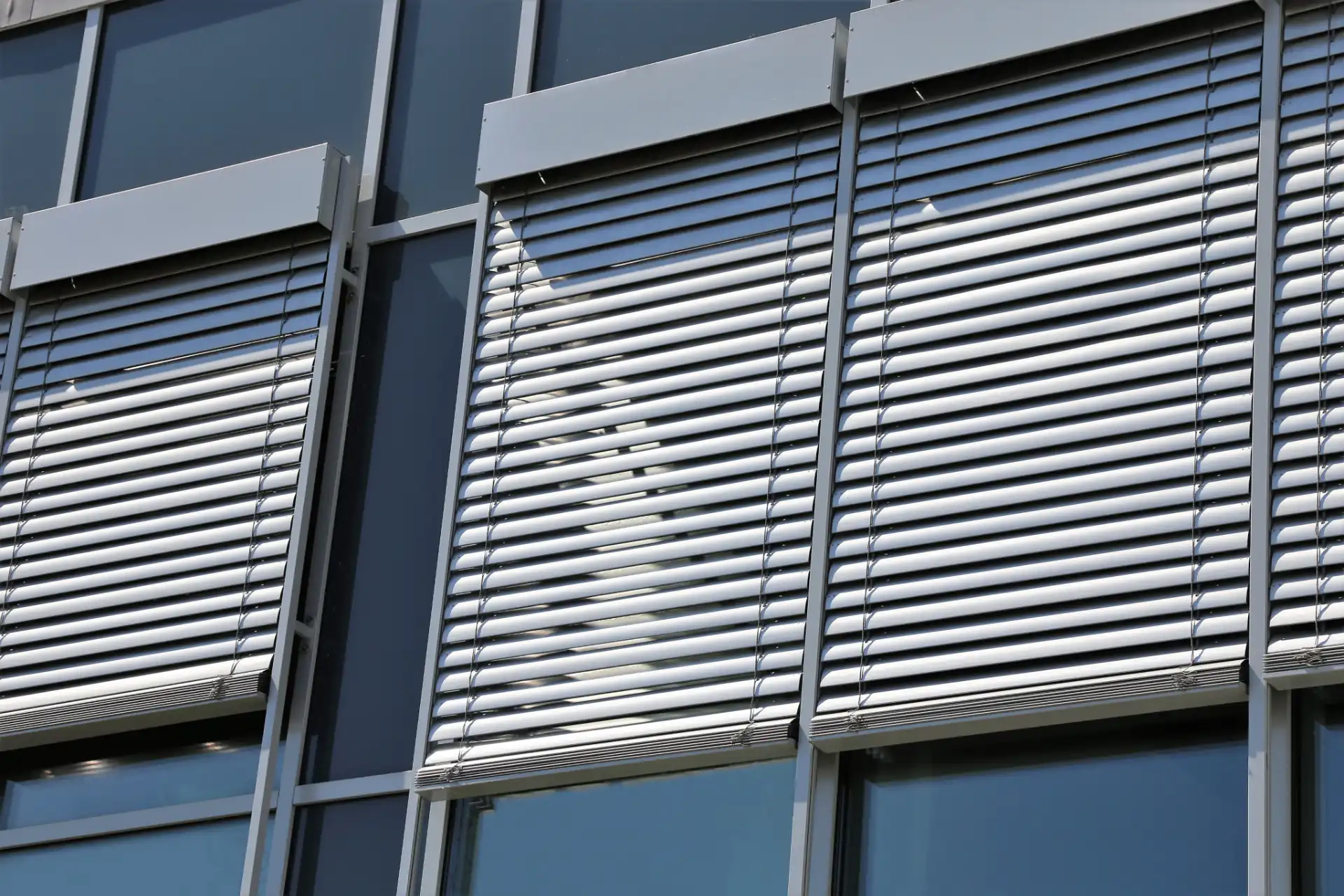 Große Fenster mit Jalousien