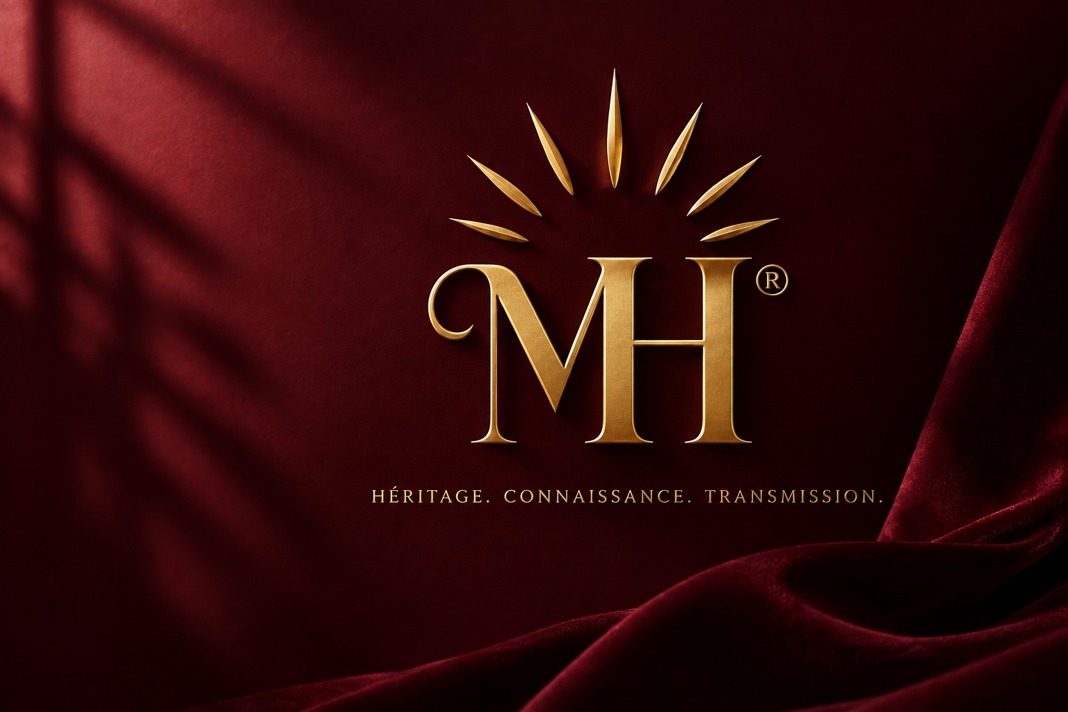 Monogramme MH doré sur fond bordeaux — Héritage. Connaissance. Transmission.