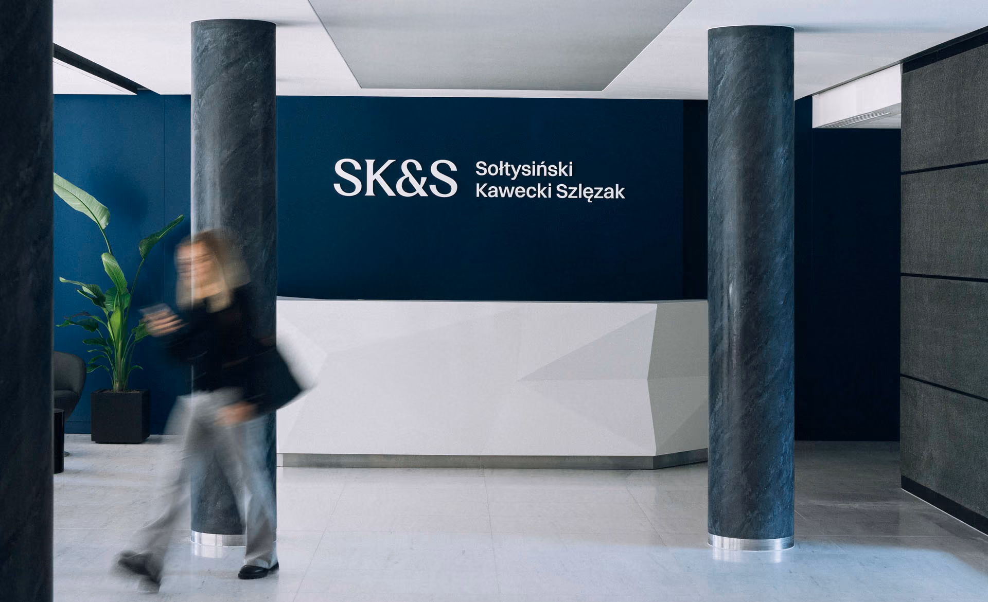 Recepcja kancelarii SK&S z logo Sołtysiński Kawecki & Szlęzak