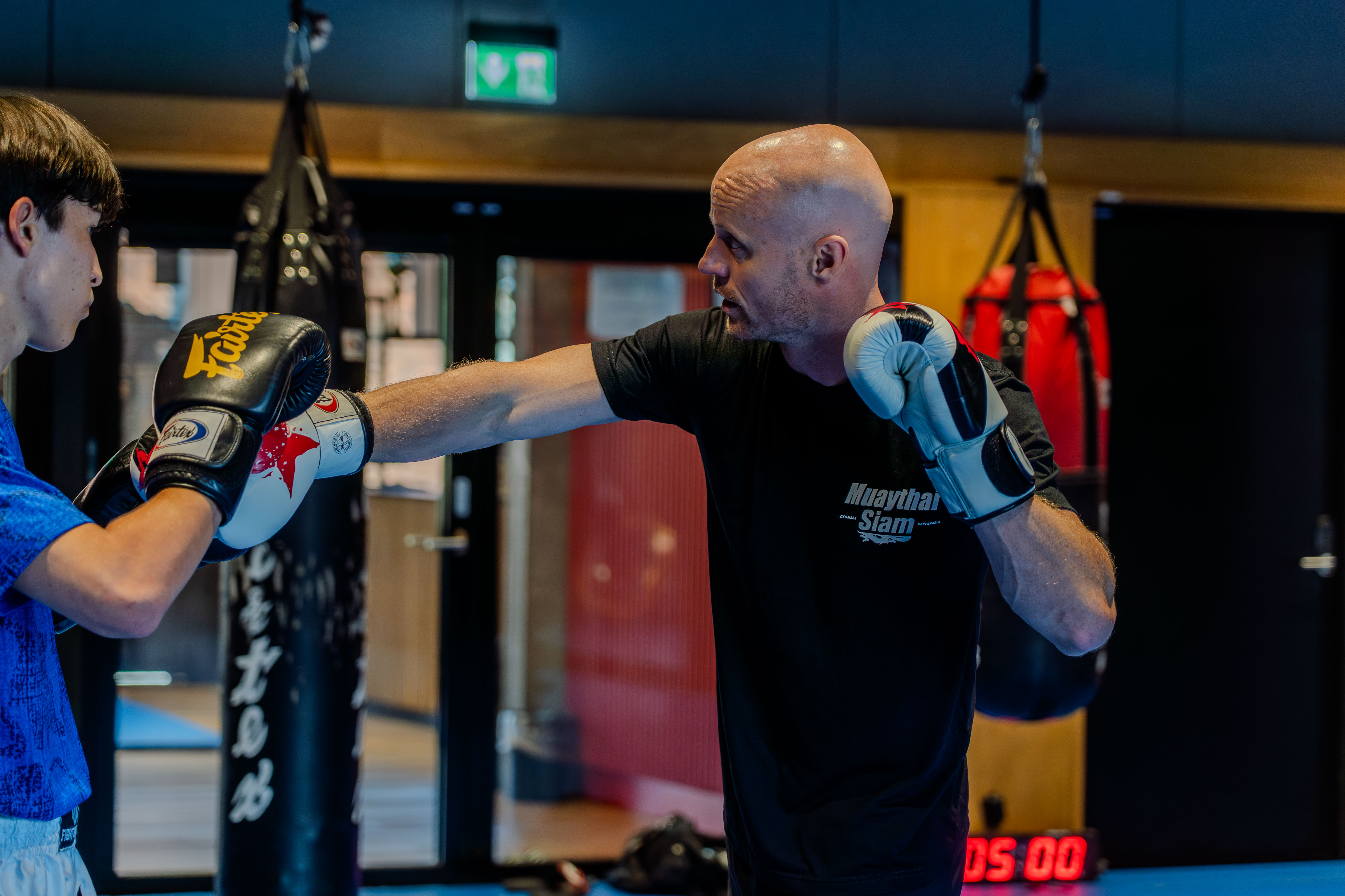 Mads Berg underviser Muay Thai hos SIAM