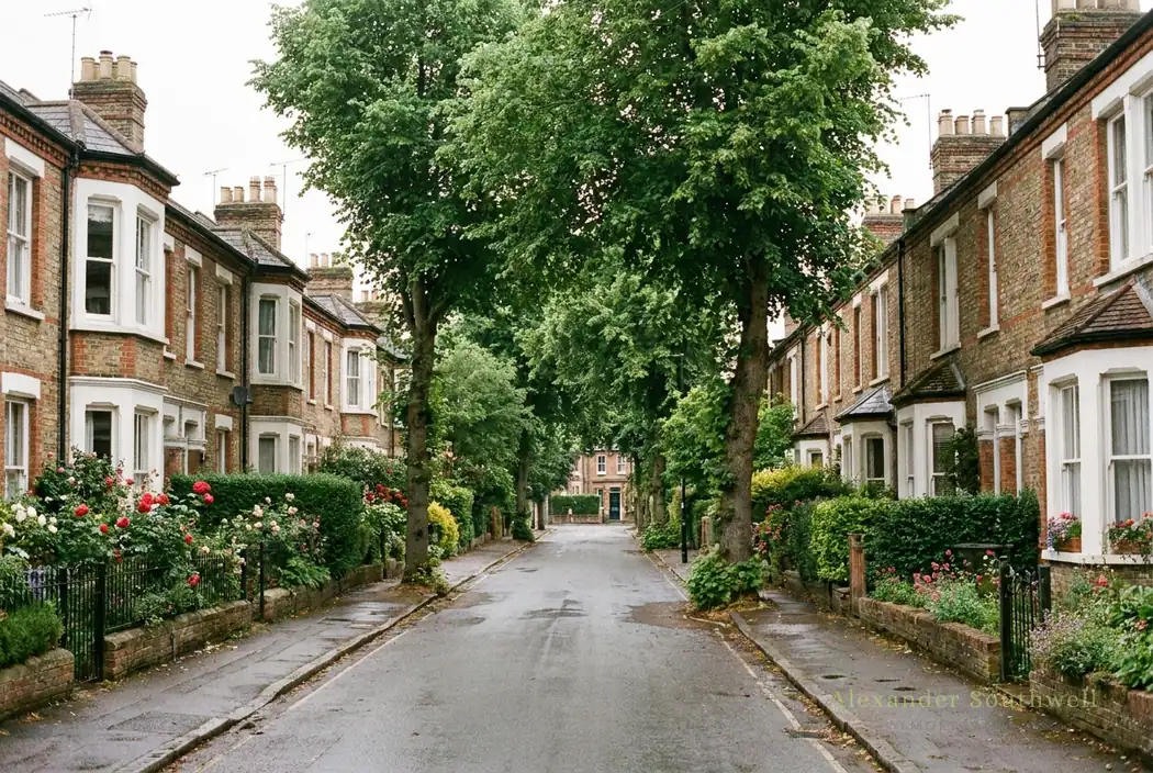 Victorian terraced homes on a residential Oxford street, mortgage advisers for Oxford buyers